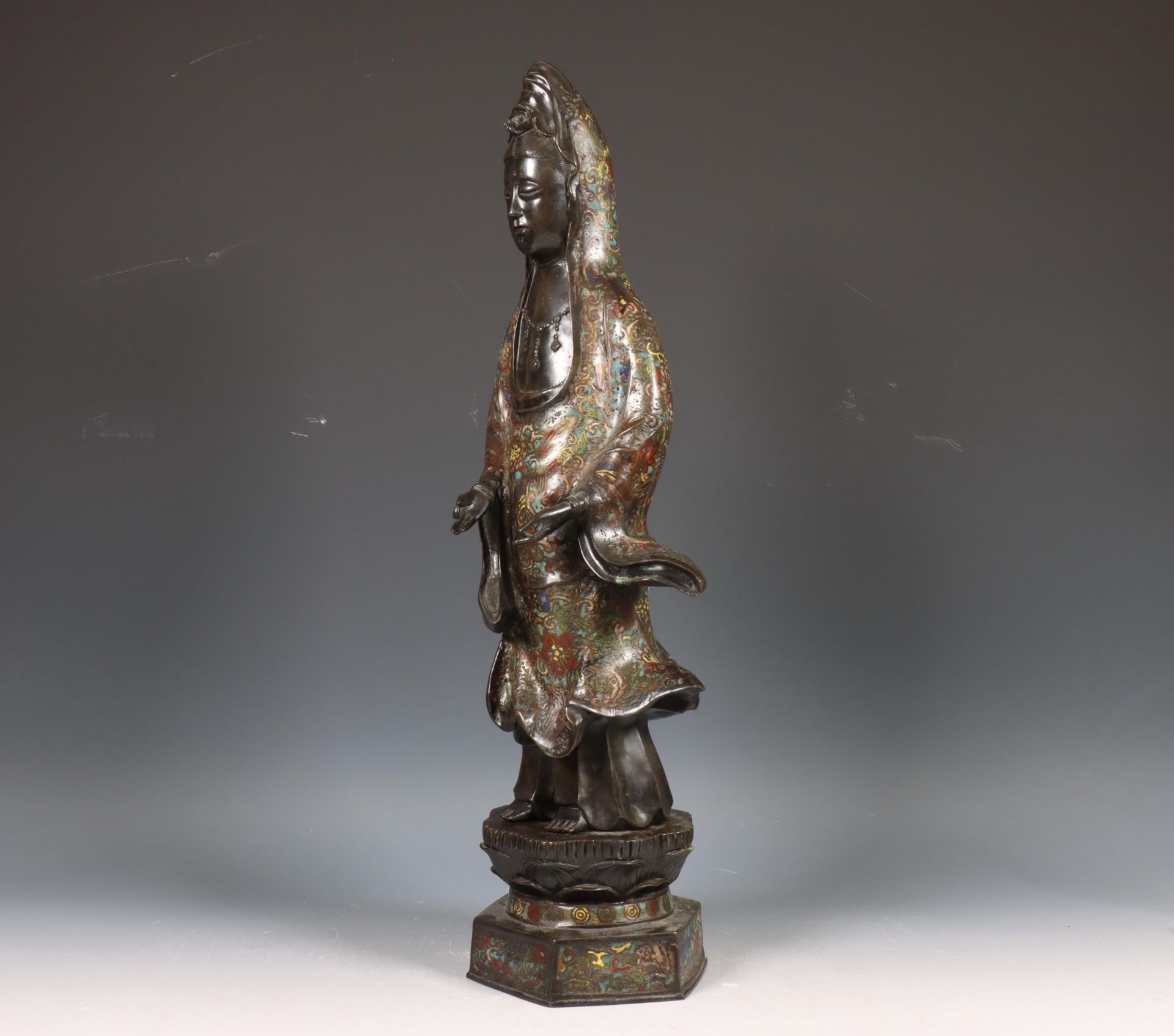 China,bronzen-cloissone Guanyin, 20e eeuw - Image 2 of 4