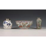 China, Amsterdams Bont porseleinen kom, porseleinen vaasje en glazen snuifflesje, 18e eeuw en later,