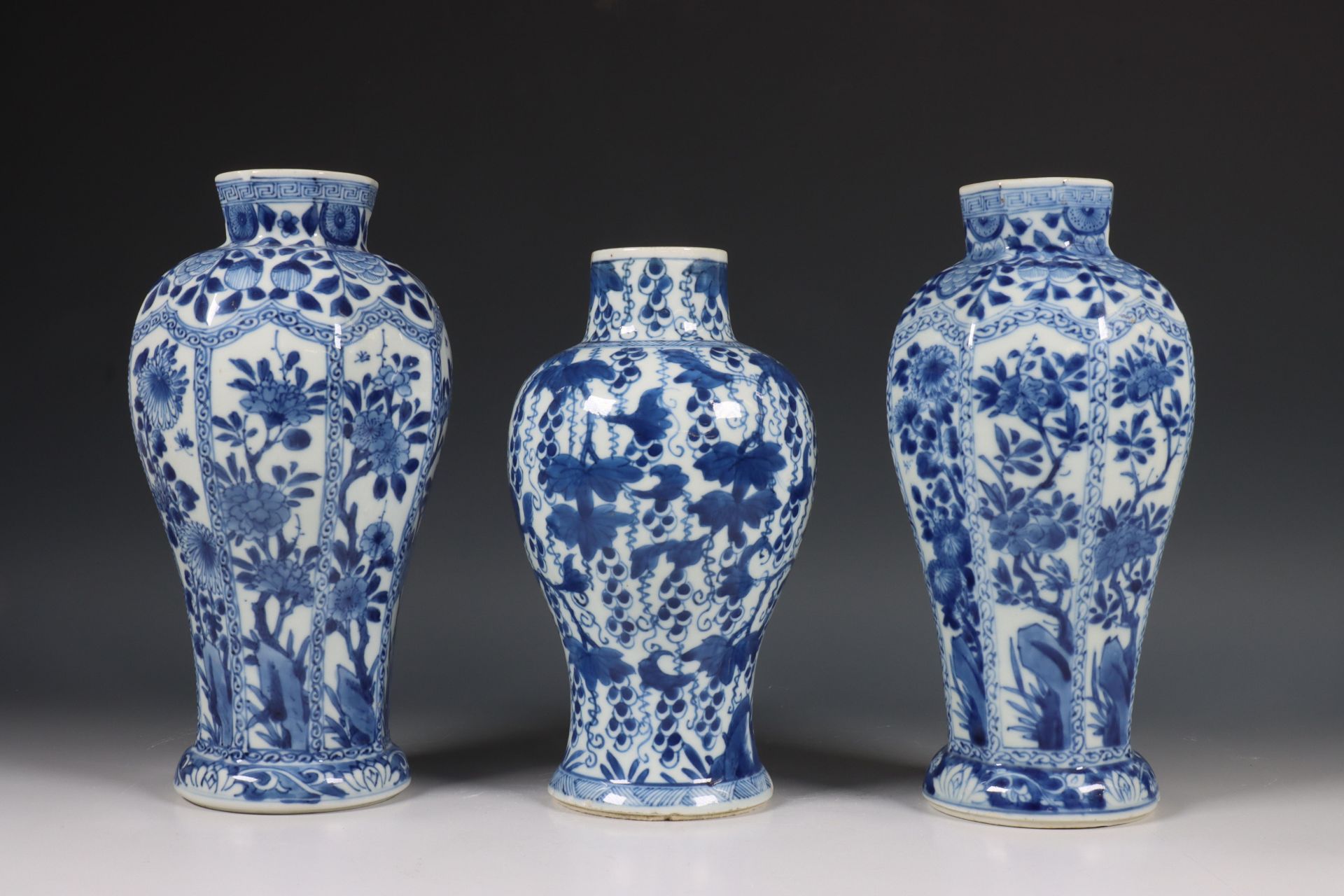 China, paar blauwit porseleinen vazen en vaas, ca. 1800. - Bild 3 aus 6