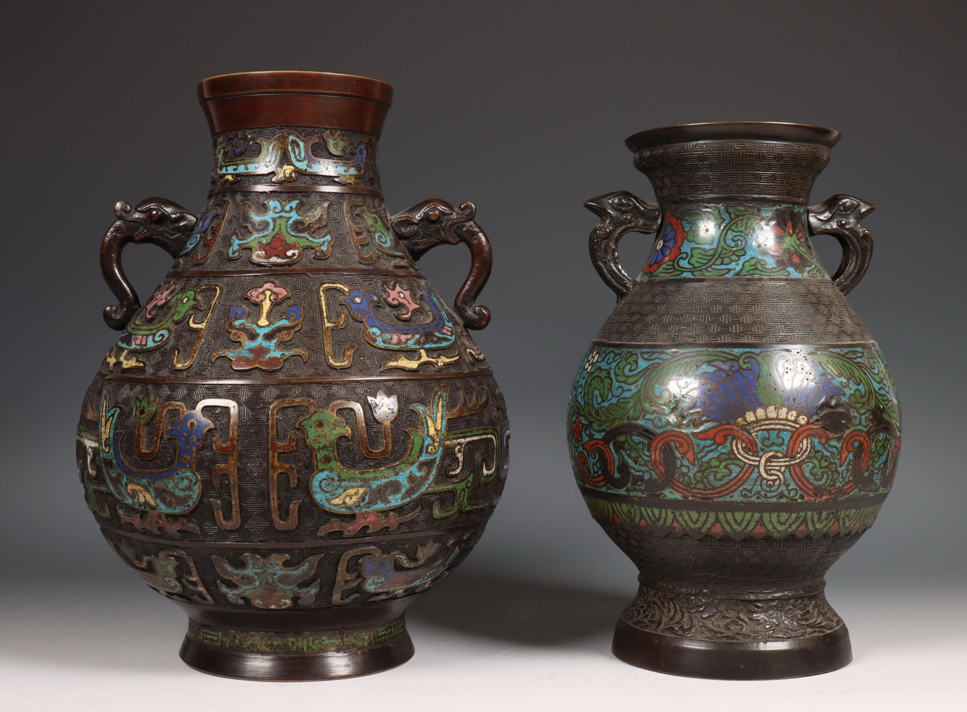 China, twee cloisonne bronzen vazen, ca. 1900,