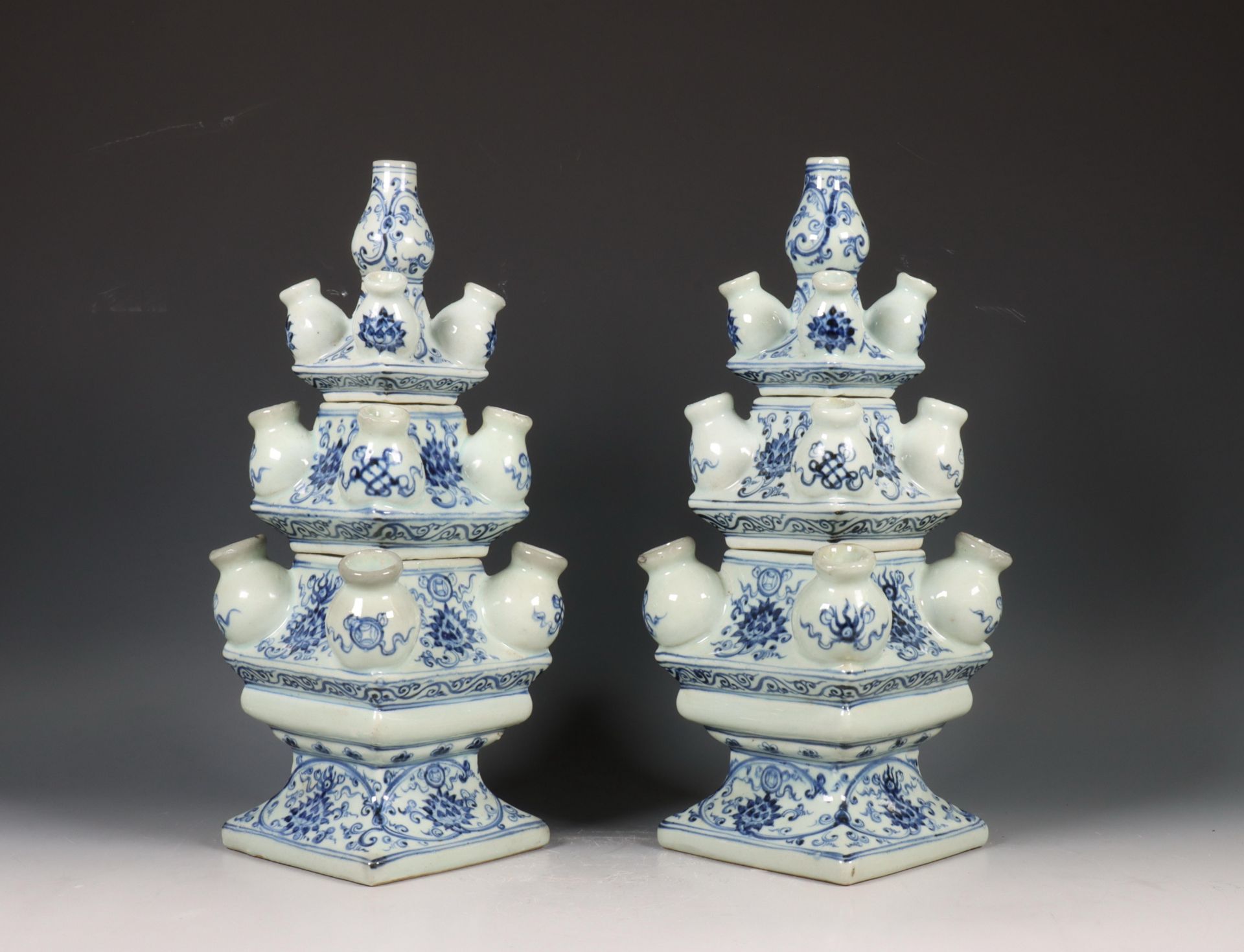 China, paarblauw-wit porseleinen tulpenvazen, 20e eeuw,