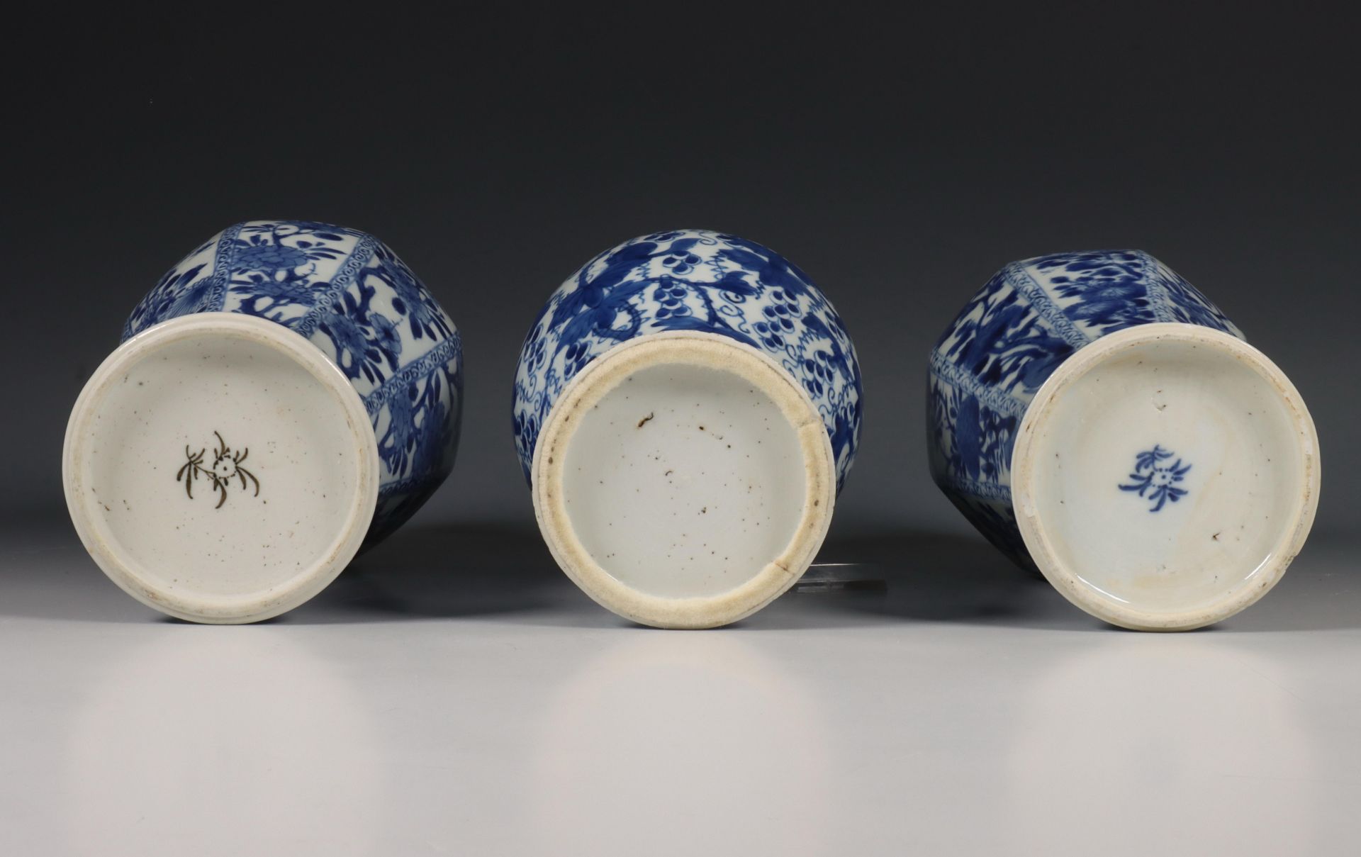 China, paar blauwit porseleinen vazen en vaas, ca. 1800. - Bild 2 aus 6