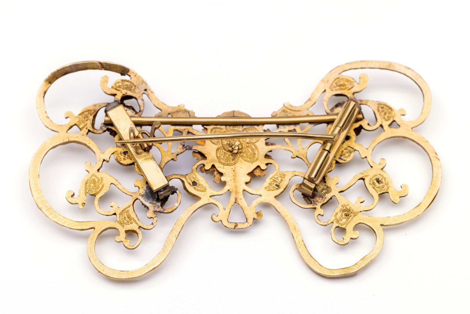 18 kt. gouden strikbroche, laat 18e eeuw. - Image 2 of 2