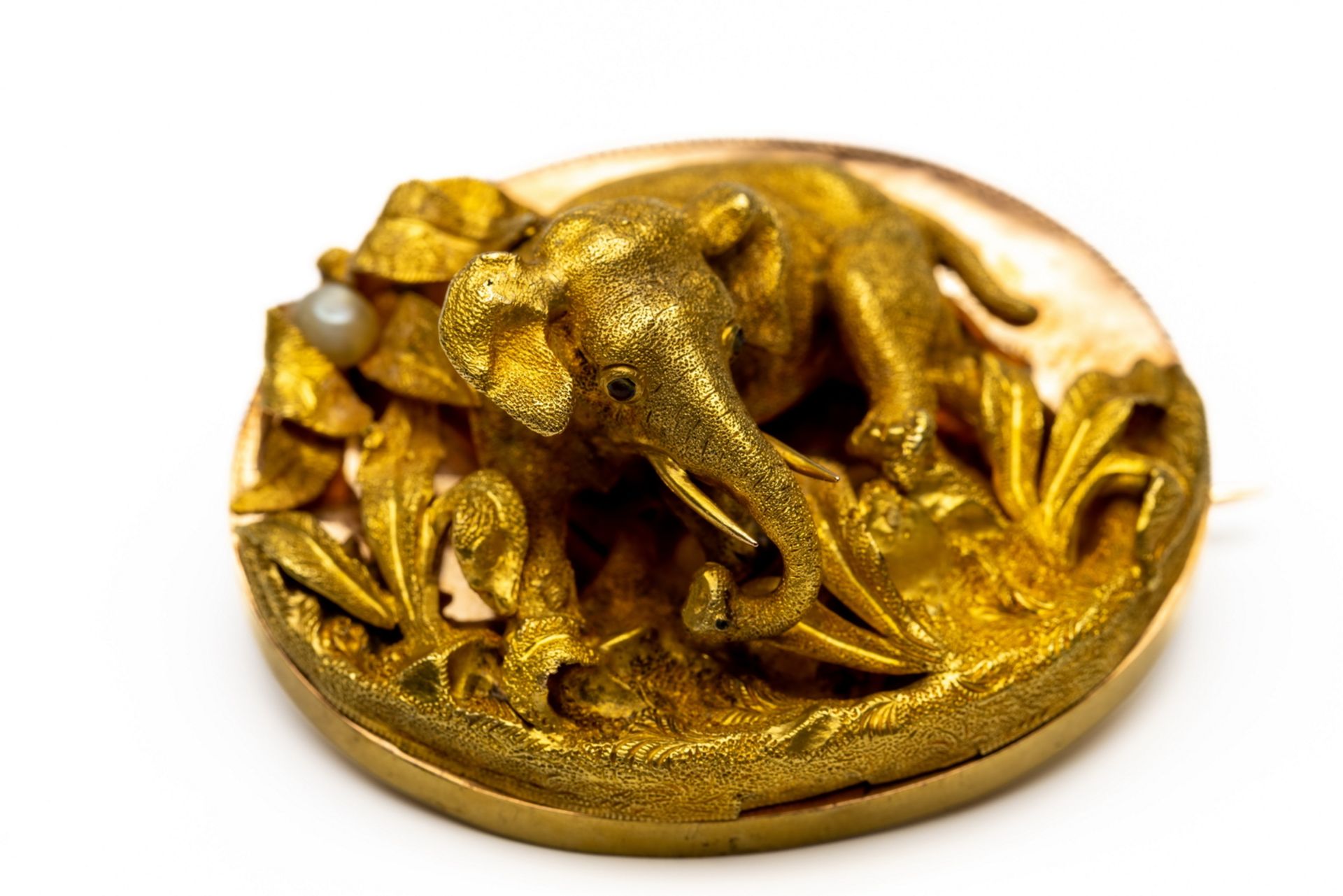 Beneden wettelijk gehalte gouden ovale broche, 19e eeuw. - Image 2 of 2