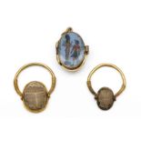 Twee gouden ringen met een scarabee, ca. 1900.