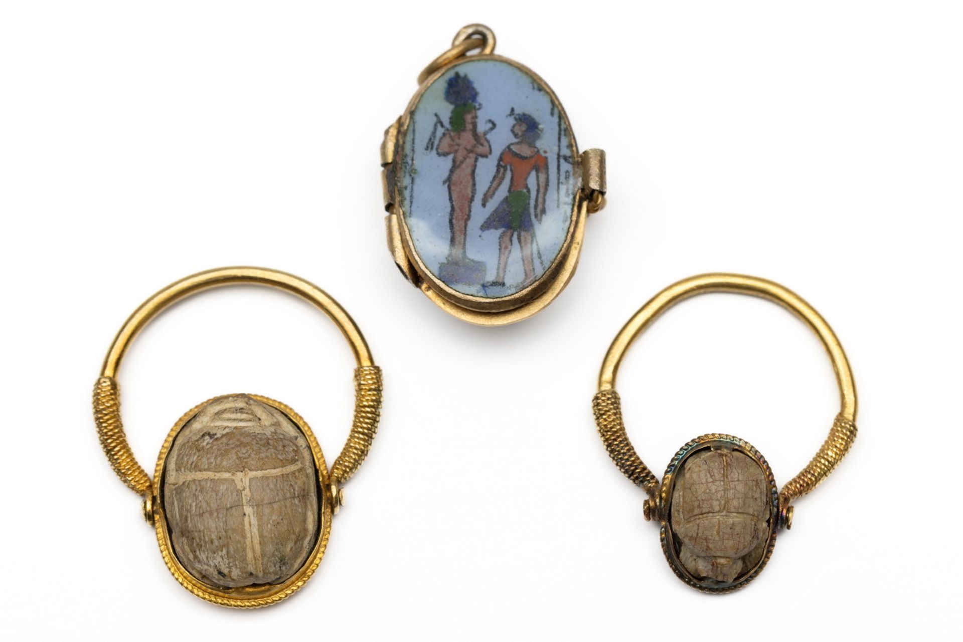 Twee gouden ringen met een scarabee, ca. 1900.