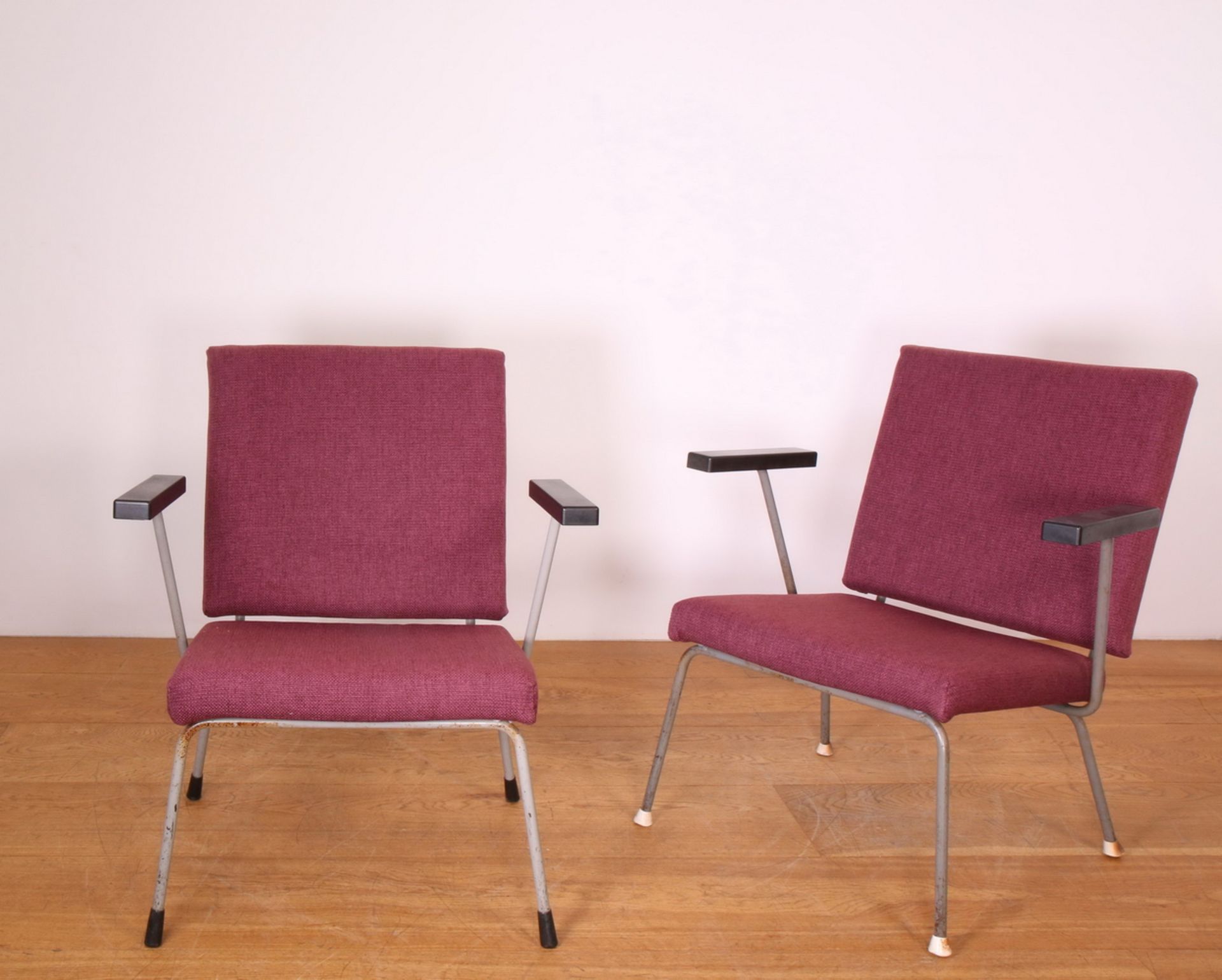 Wim Rietveld voor Gispen, set van drie 1401 fauteuils en één -hocker, ontwerp 1954, - Image 2 of 3