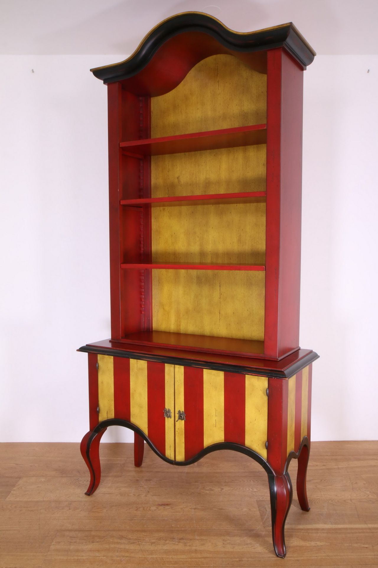 Paar rood-geel gelakt houten boekenkasten, fabrikaat Roche Bobois, - Image 4 of 4