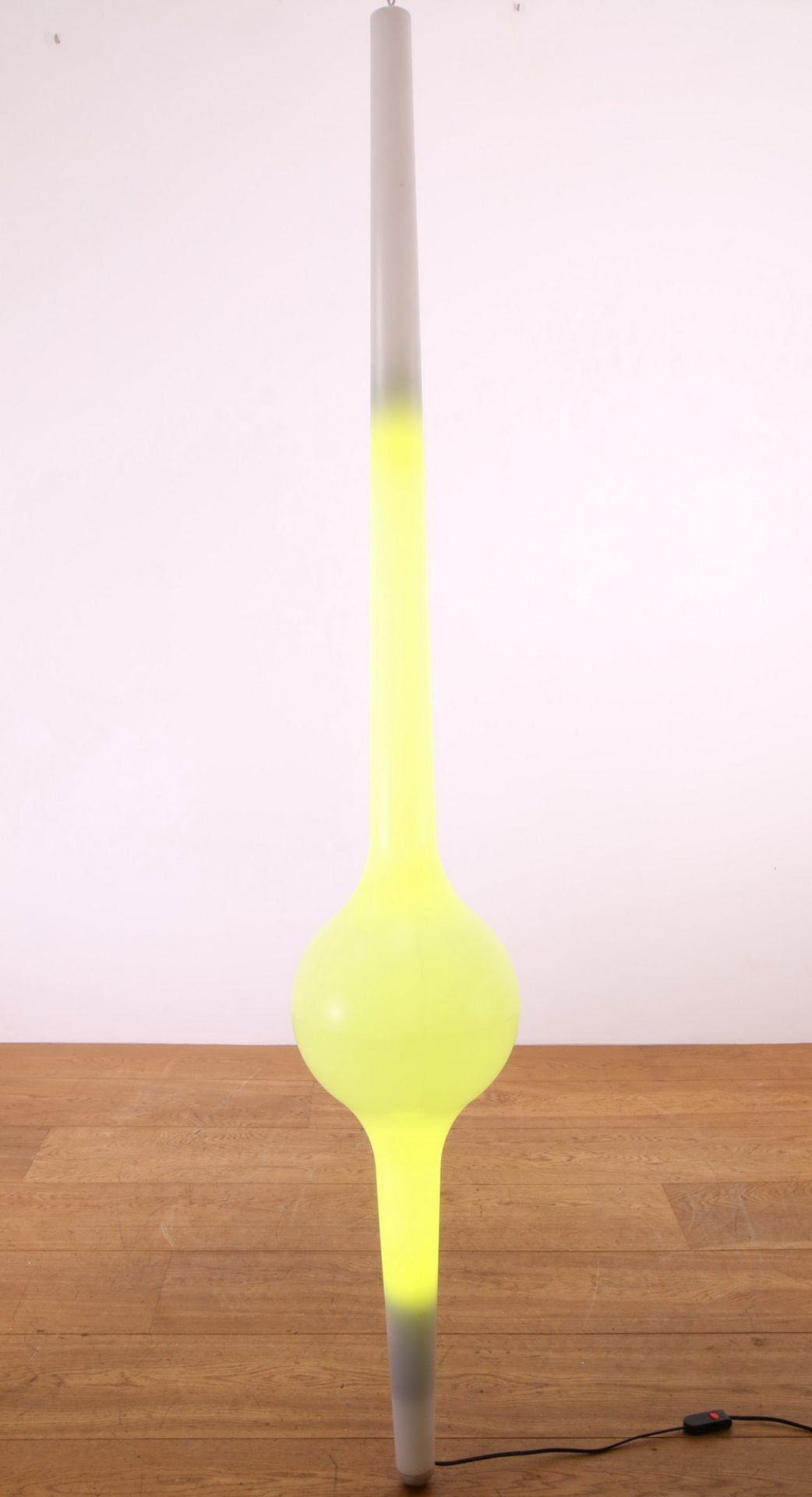 Witte kunststoffen staande lamp, - Image 2 of 2