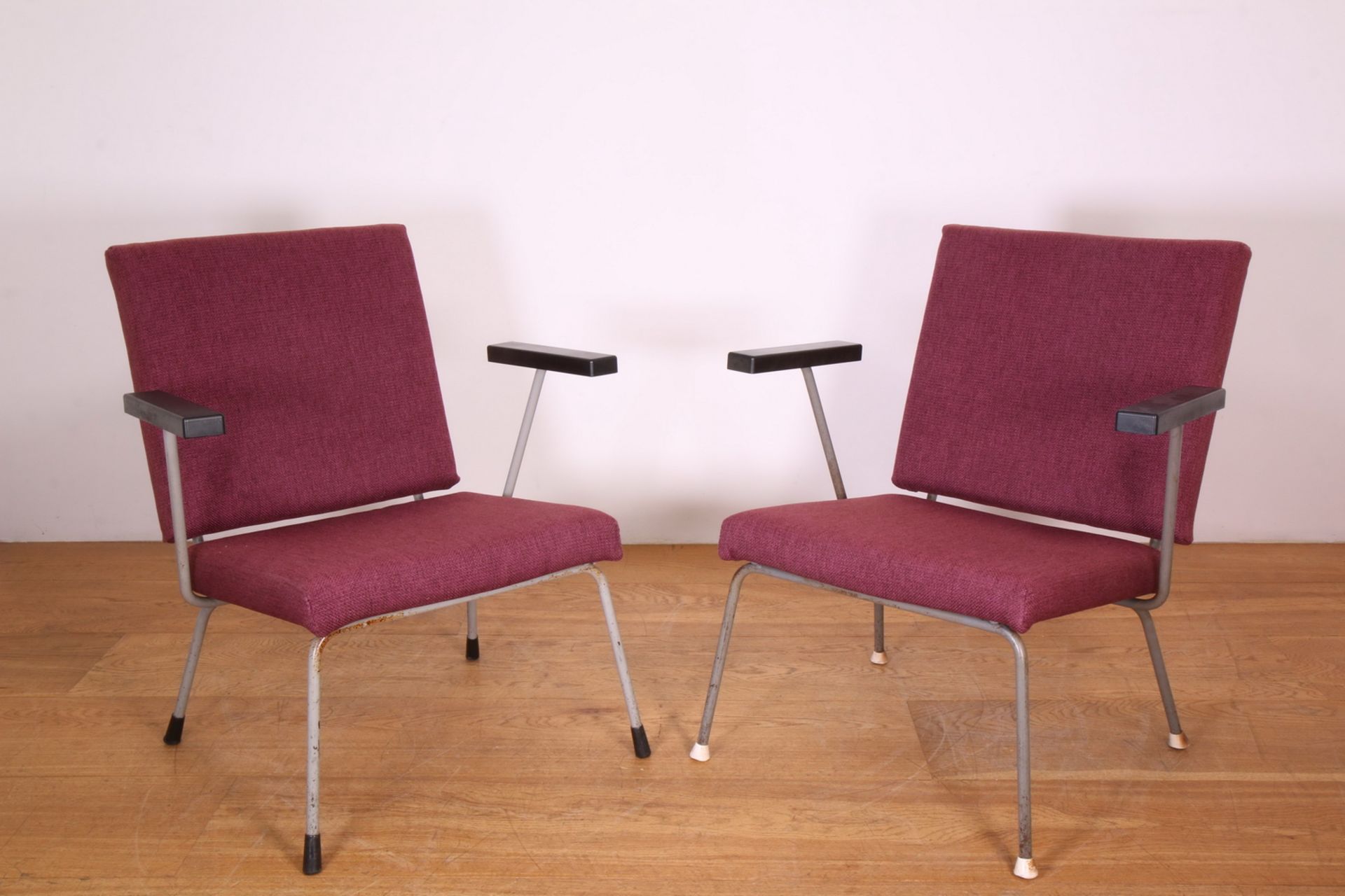Wim Rietveld voor Gispen, set van drie 1401 fauteuils en één -hocker, ontwerp 1954,