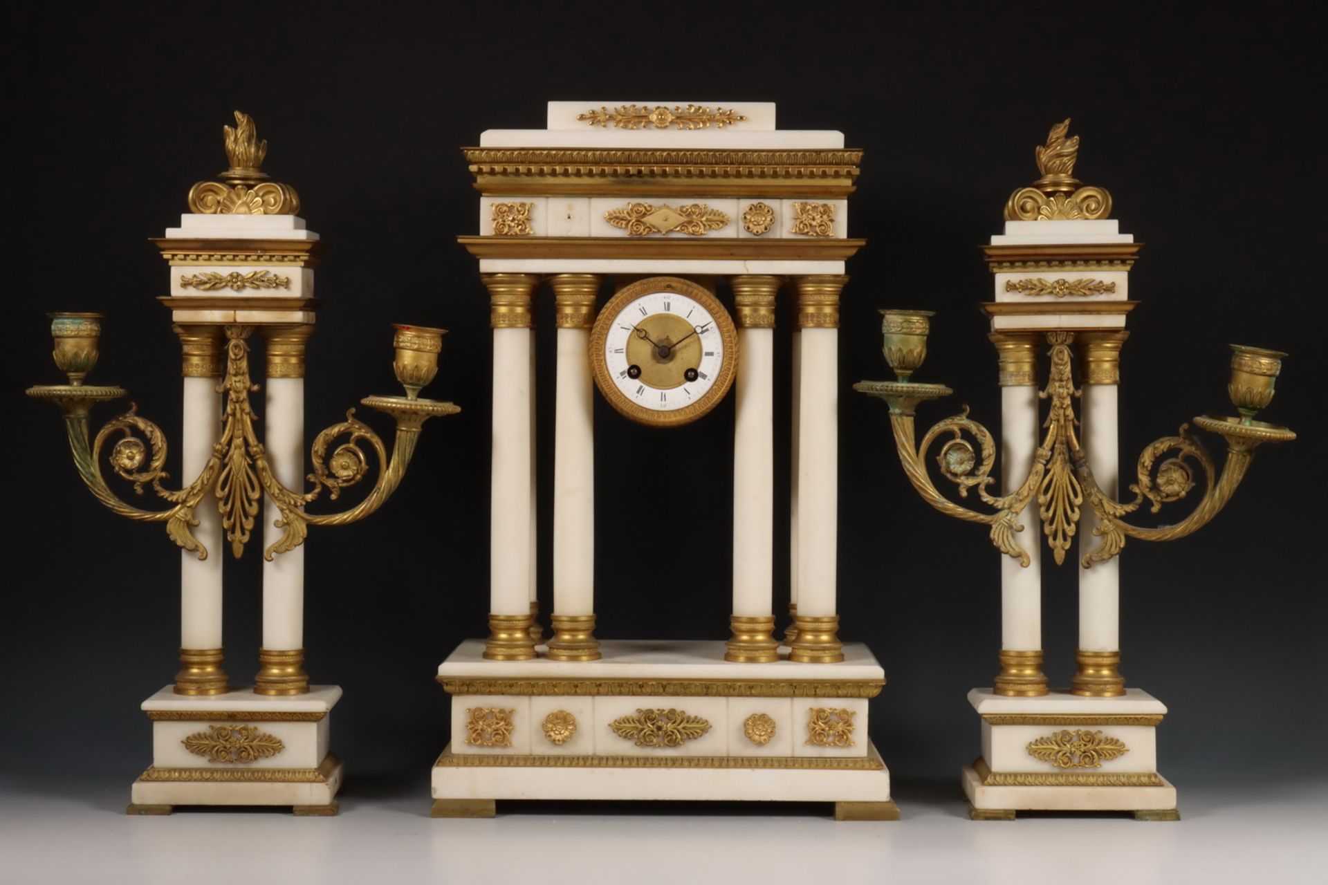 Frankrijk, wit marmeren klokkenstel, 19e eeuw;