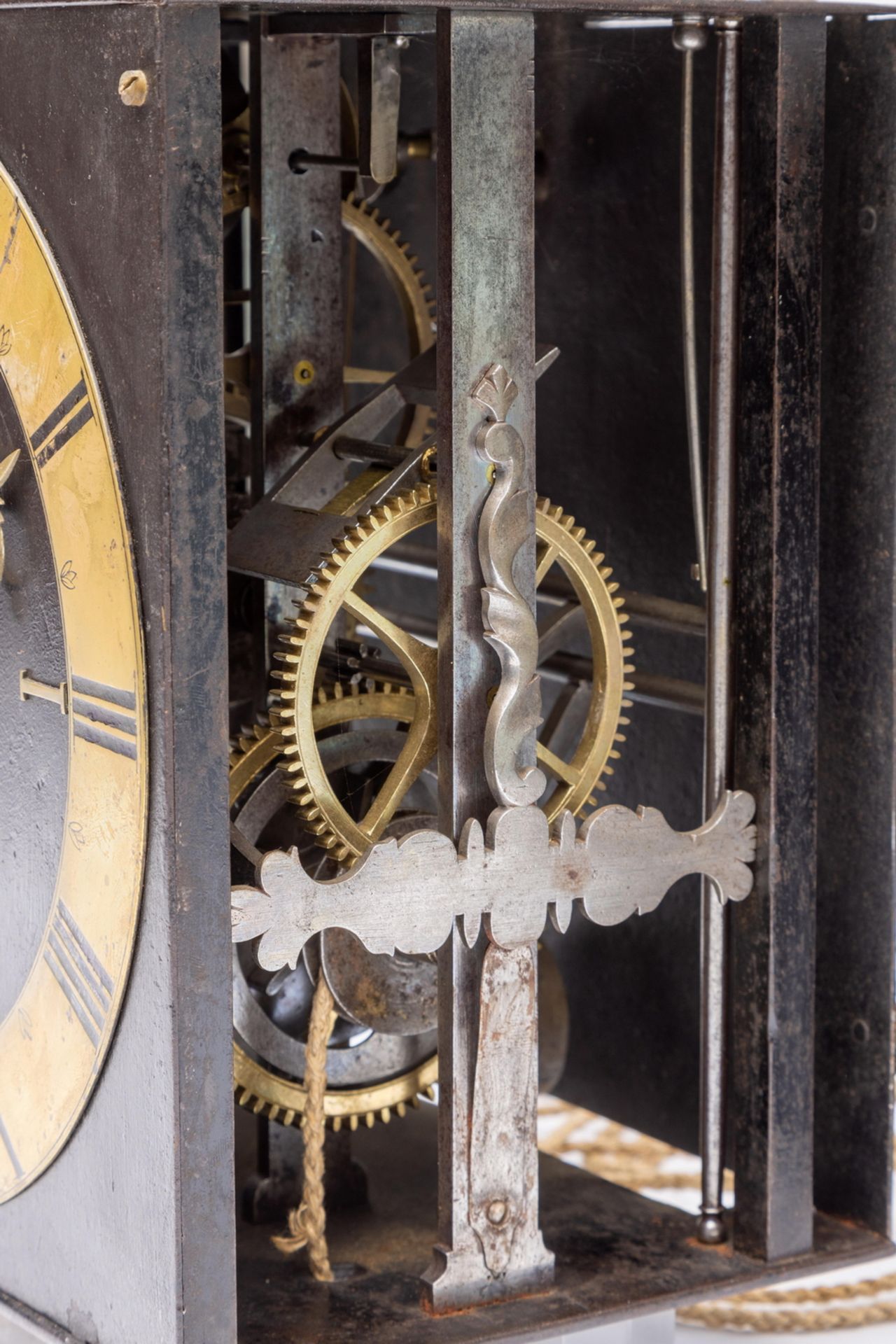 Frankrijk, Luidklok uitgevoerd met kwartierslagwerk op drie bronzen bellen, ca. 1670. - Image 2 of 3