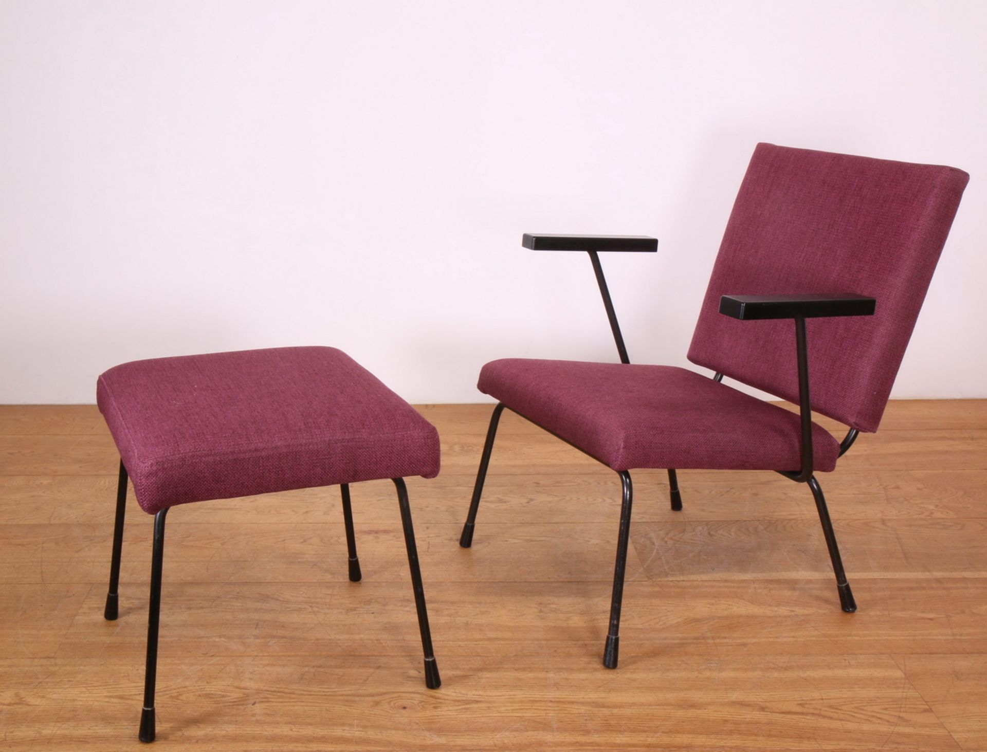 Wim Rietveld voor Gispen, set van drie 1401 fauteuils en één -hocker, ontwerp 1954, - Image 3 of 3