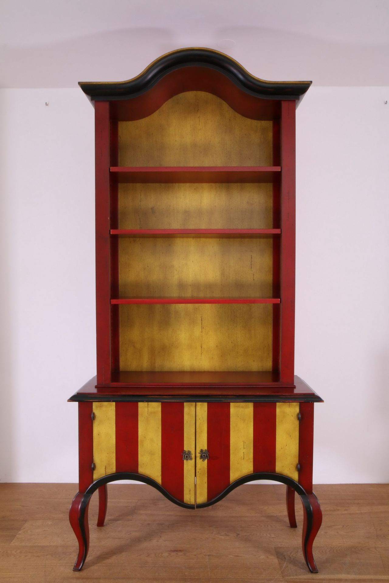 Paar rood-geel gelakt houten boekenkasten, fabrikaat Roche Bobois, - Image 3 of 4