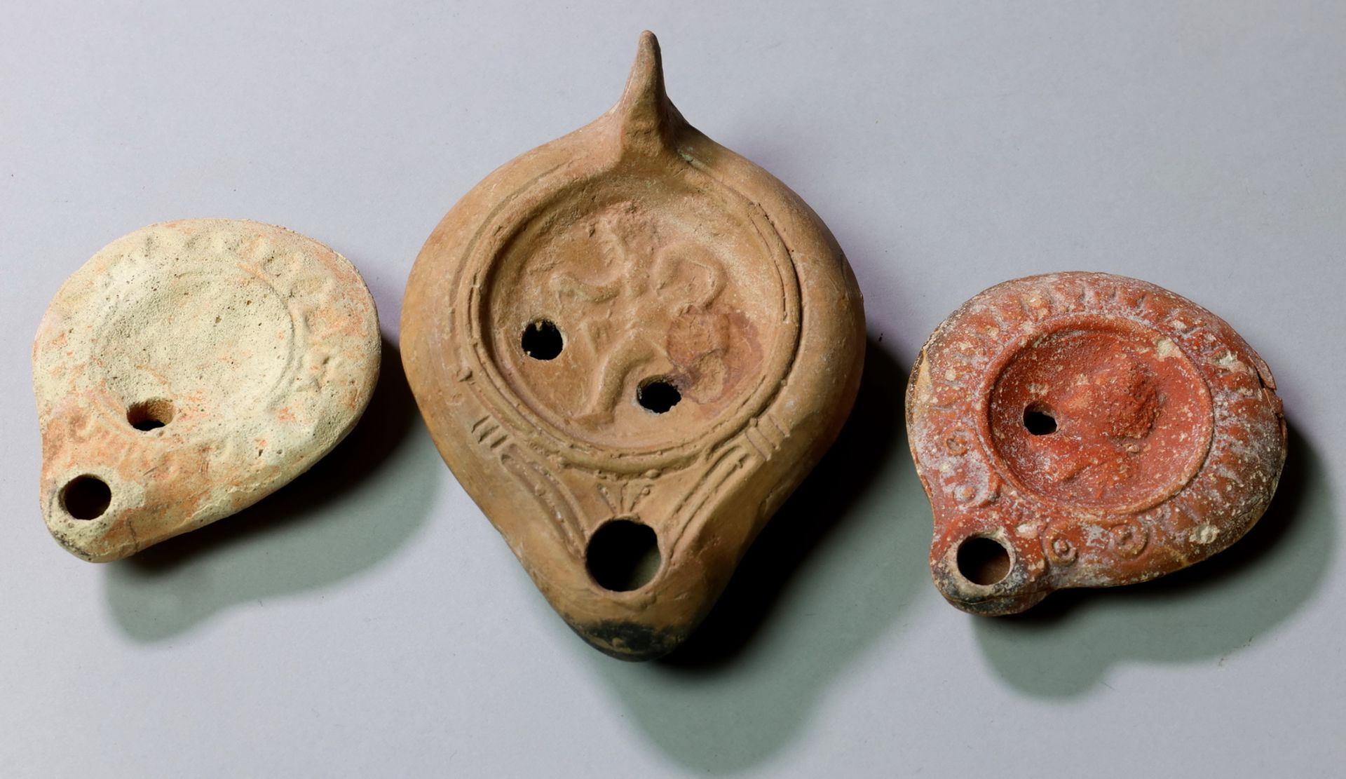 Nine Roman oil lamps, 3rd century AD. - Image 3 of 5