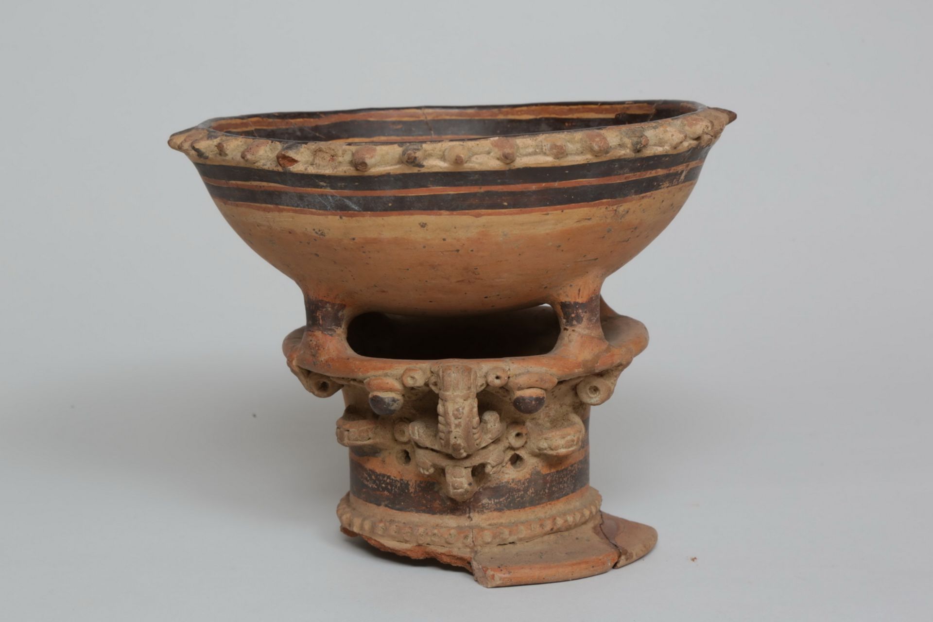 Mexico, North Guerrero, San Jeronimo, figure pot, 300 BC - 100 AD and Mexico, Mezcala, a pot on thre - Bild 4 aus 4