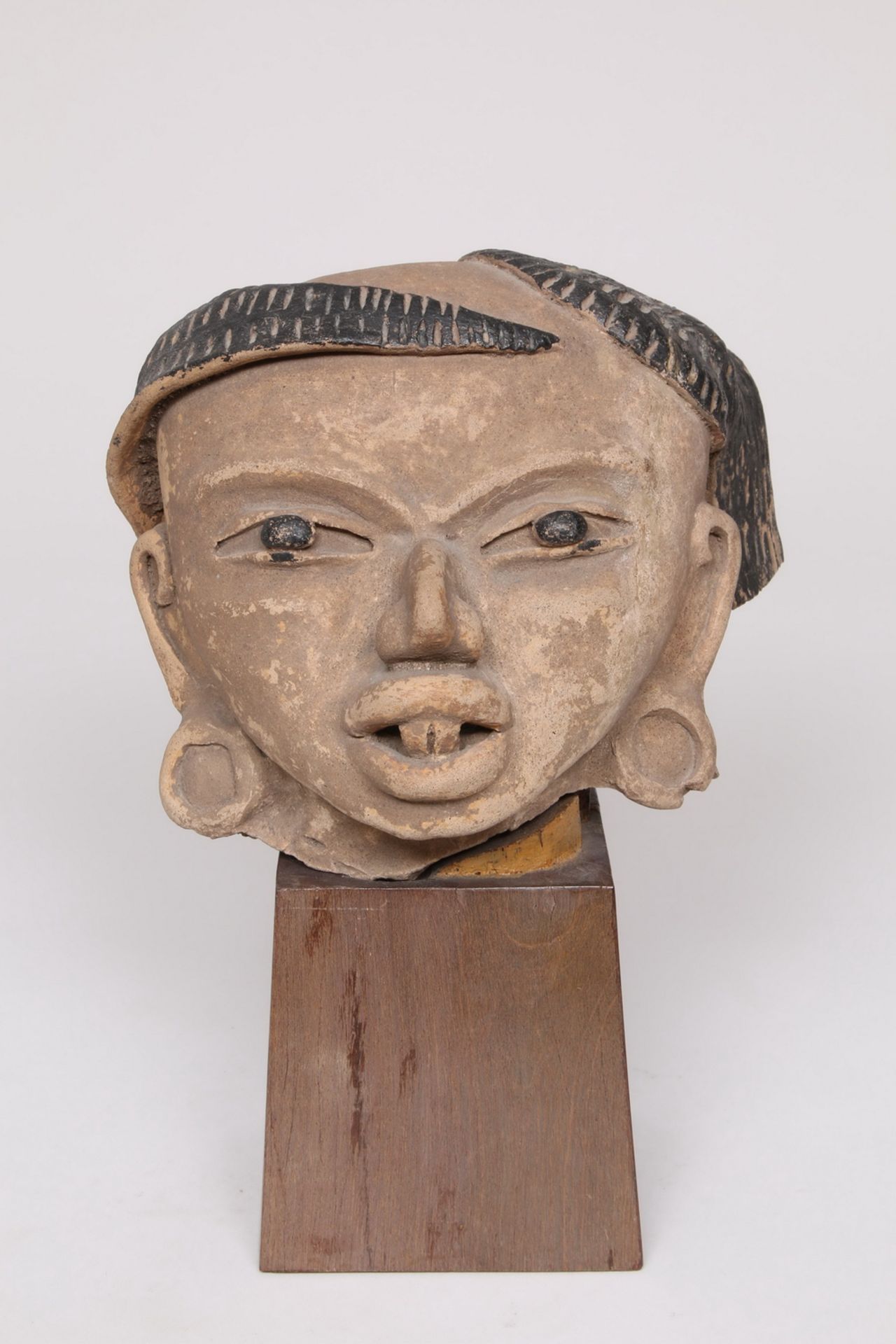 Mexico, terracotta buste of a smiling lady, Remojadas, 300-600