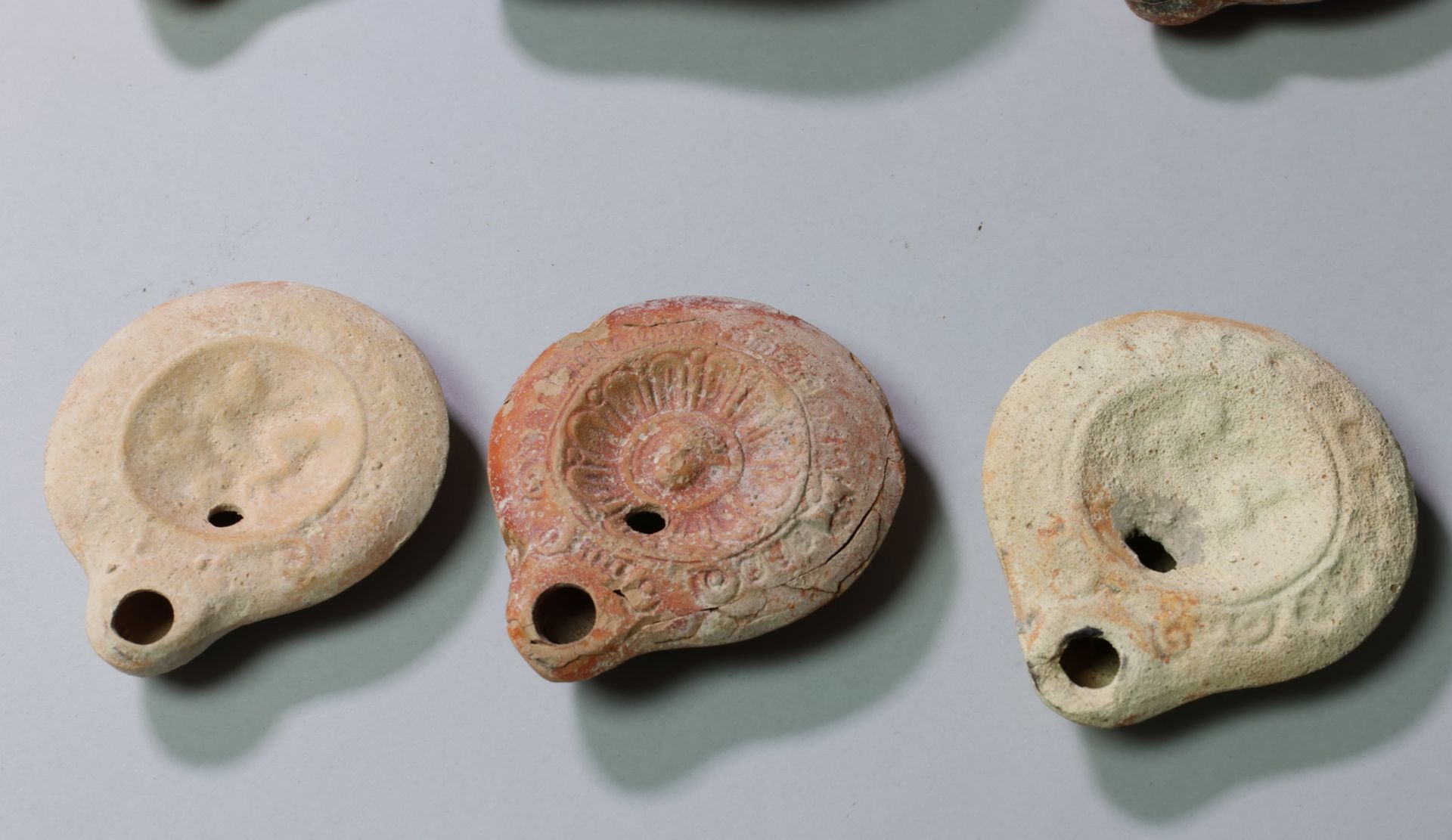 Nine Roman oil lamps, 3rd century AD. - Image 2 of 5