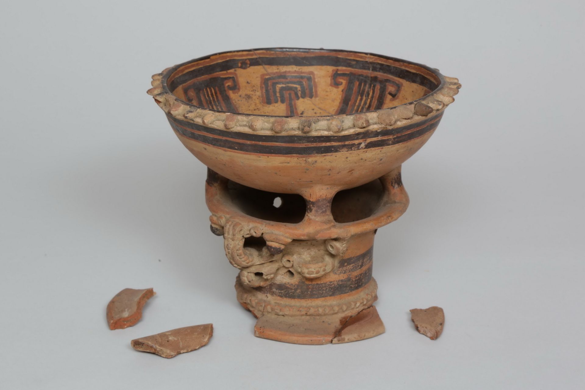 Mexico, North Guerrero, San Jeronimo, figure pot, 300 BC - 100 AD and Mexico, Mezcala, a pot on thre - Bild 3 aus 4