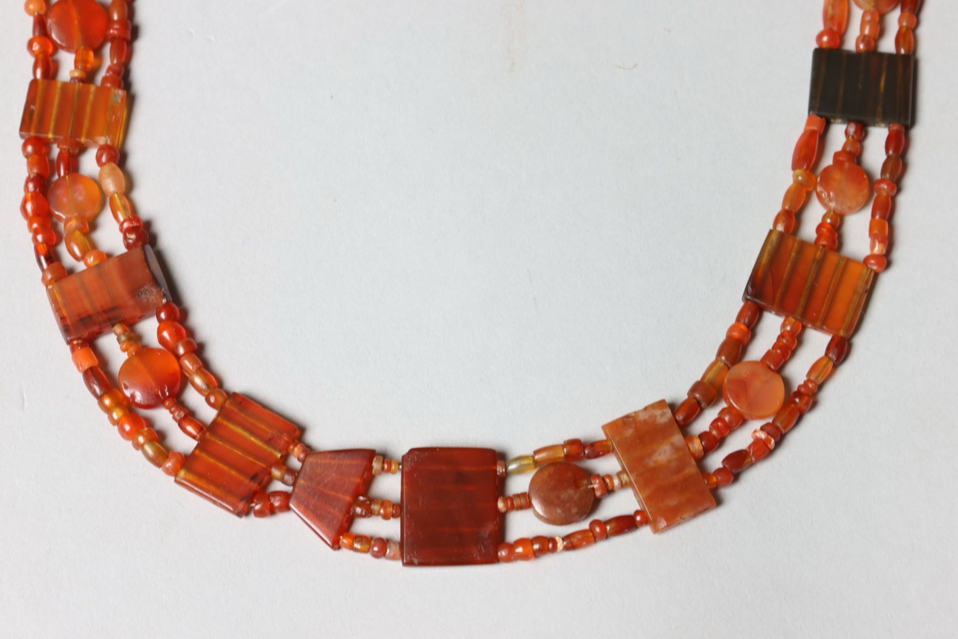 Bactria, a necklace with agate beads, 3rd Mill BC. - Bild 2 aus 6