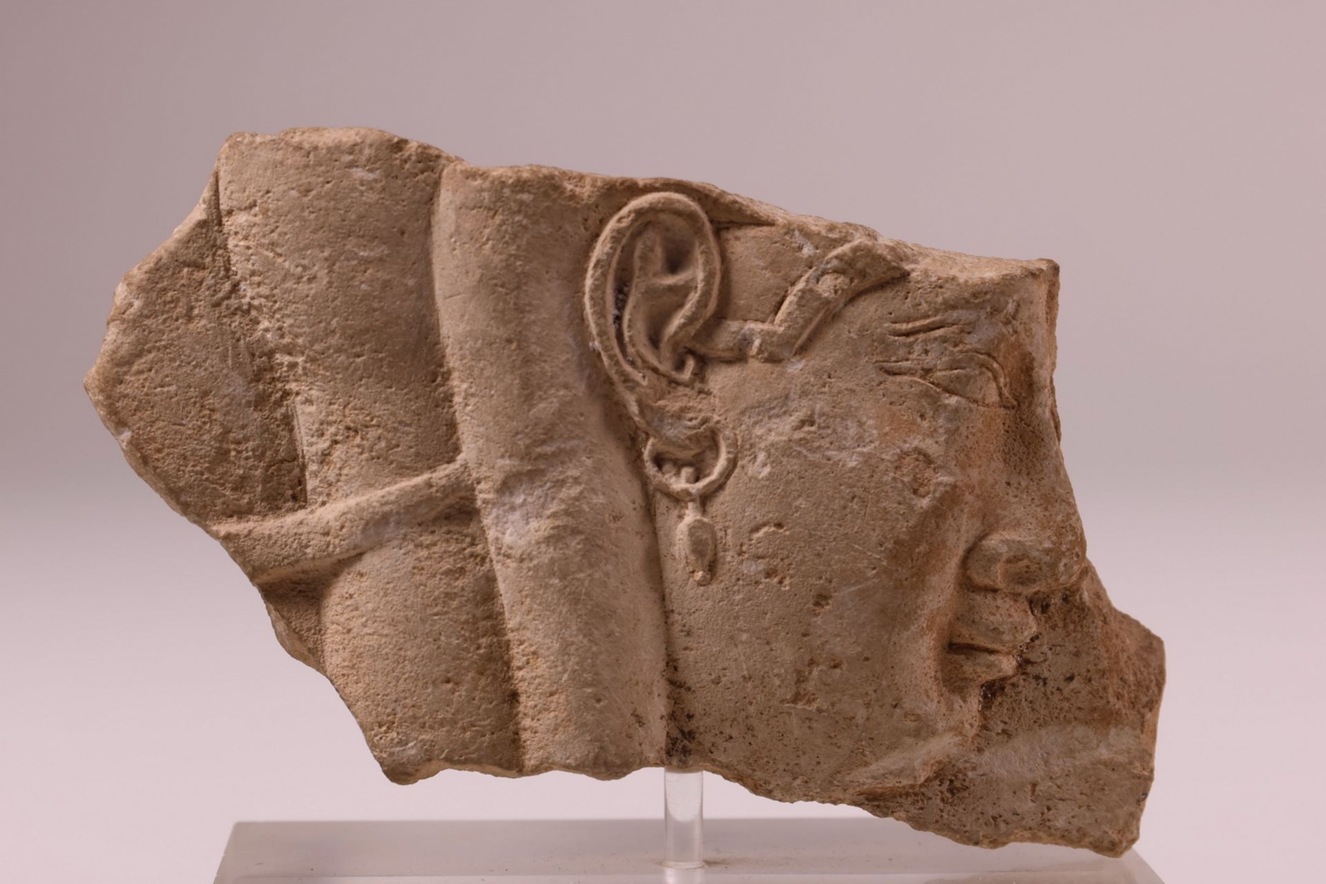 Egypte, limestone study fragment of a plaque, Ptolomeic Period, ca. 350-30 BC