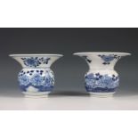 China, twee blauw-wit porseleinen kwispedoors, Qianlong periode (1736-1795),