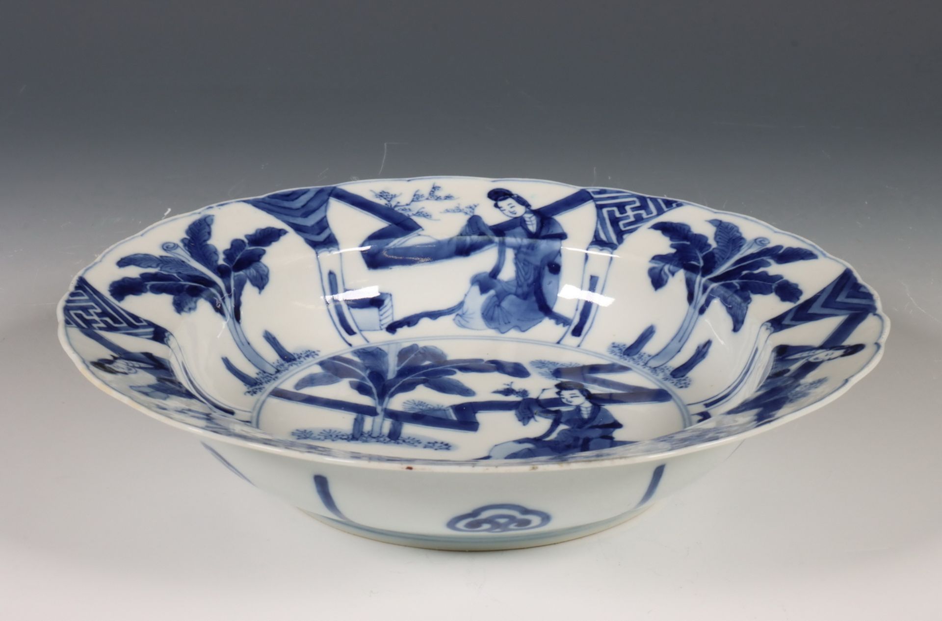 China, diep blauw-wit porseleinen bord, Kangxi zeskaraktermerk en uit de periode (1662-1722), - Image 3 of 3