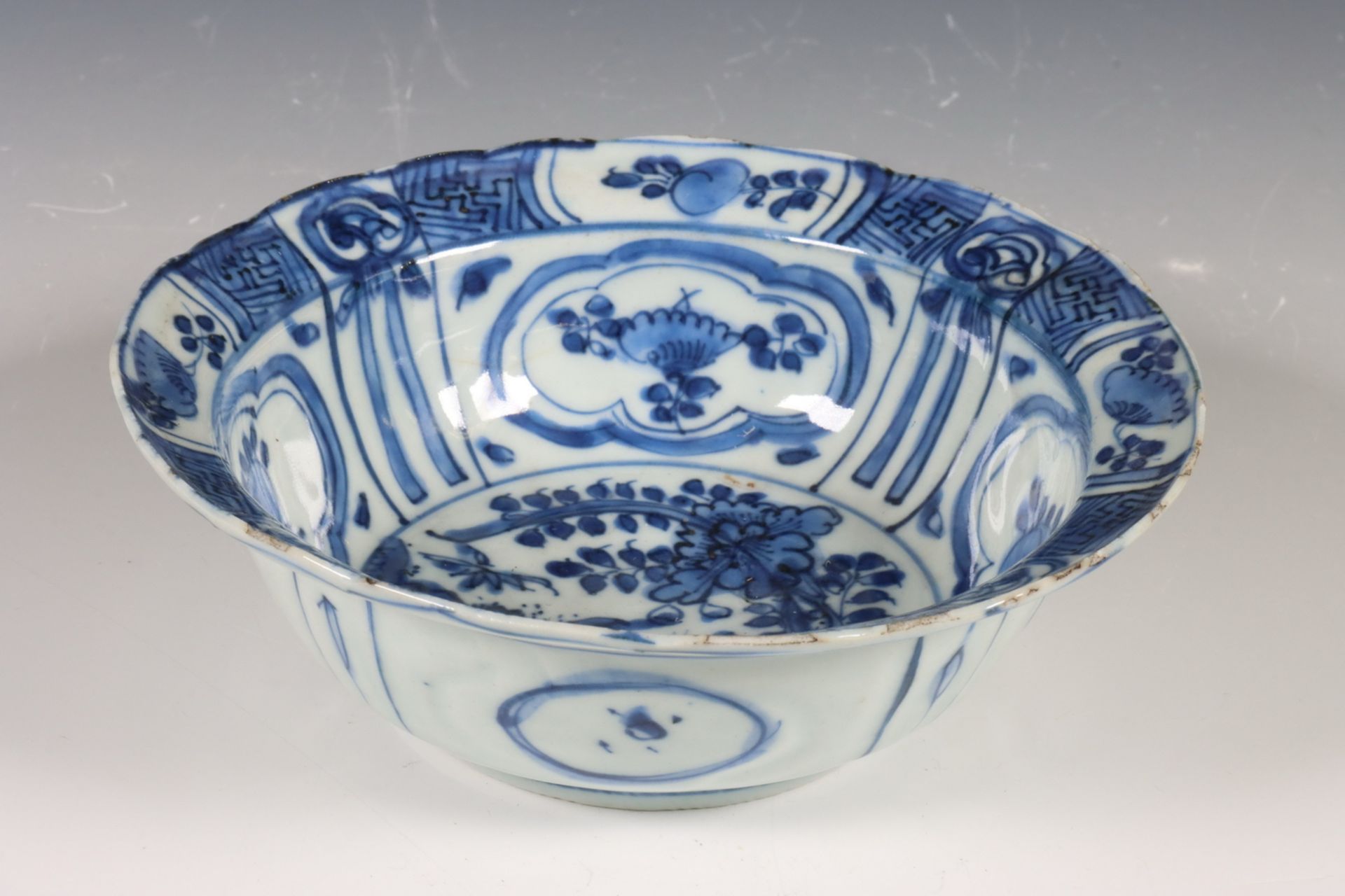 China, blauw-wit 'kraakporseleinen' klapmutskom, Wanli periode (1573-1619),