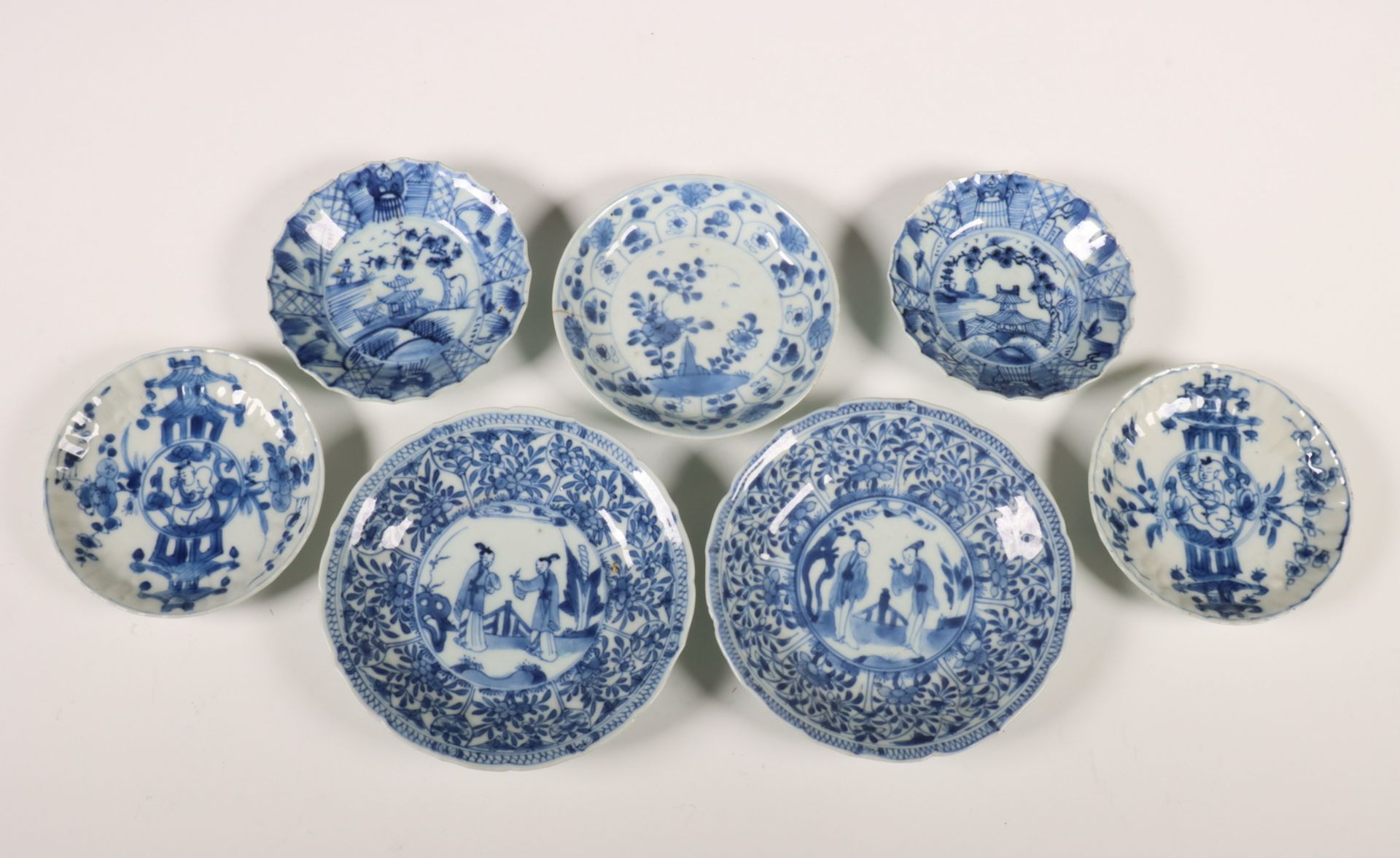 China, collectie blauw-wit porseleinen theekommen en schotels, Kangxi periode (1662-1722), - Image 3 of 4