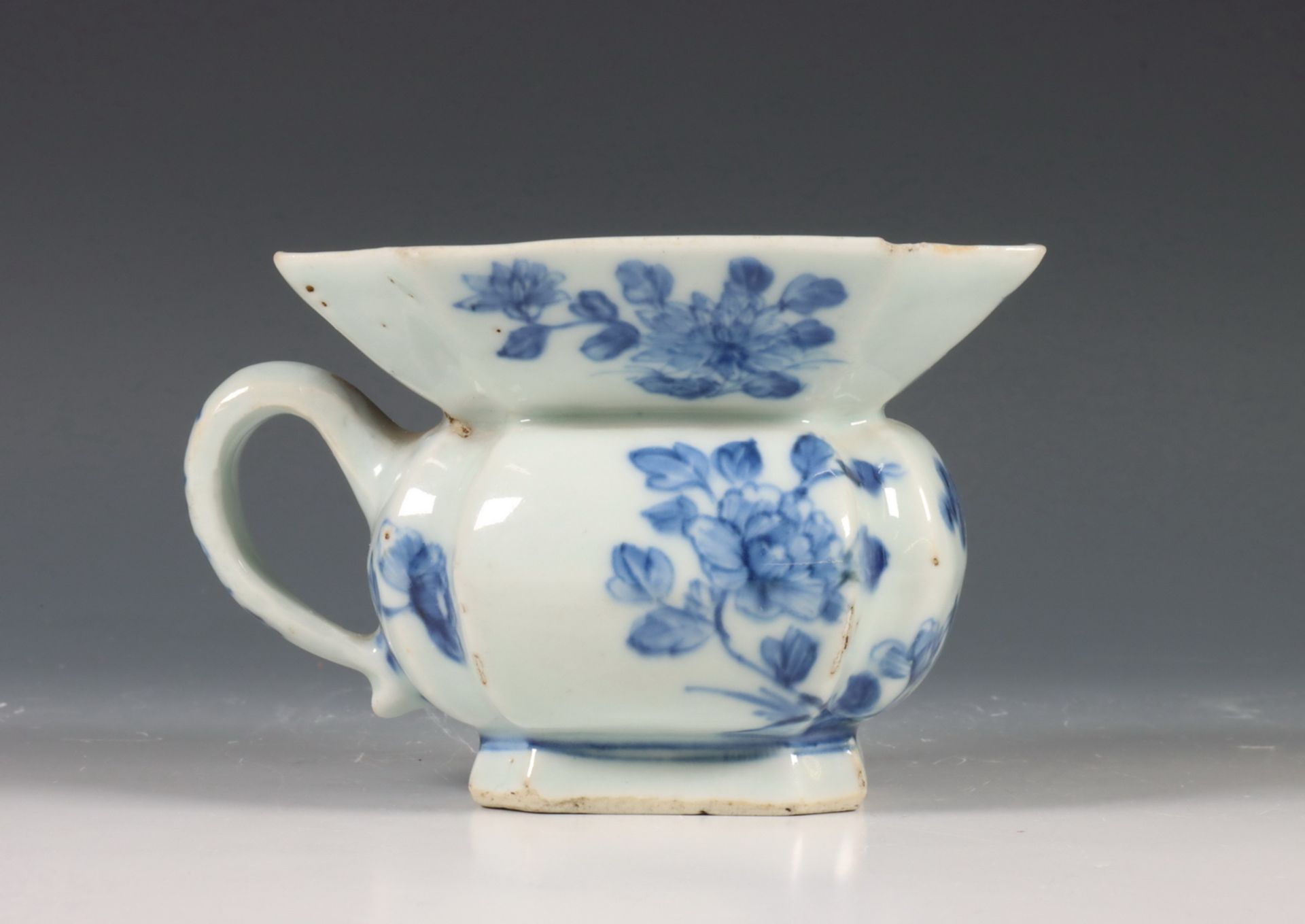 China, blauw-wit porseleinen kwispedoor, Qianlong periode (1736-1795), - Image 3 of 7