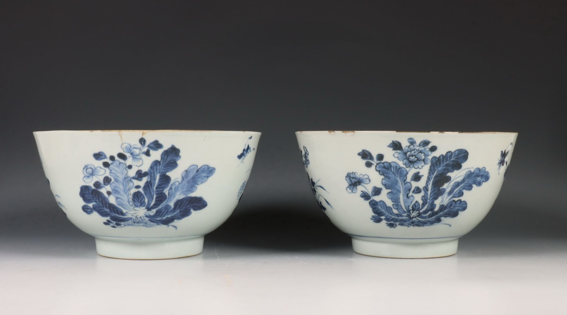 China, twee blauw-wit porseleinen kommen, laat 18e eeuw, - Bild 3 aus 7
