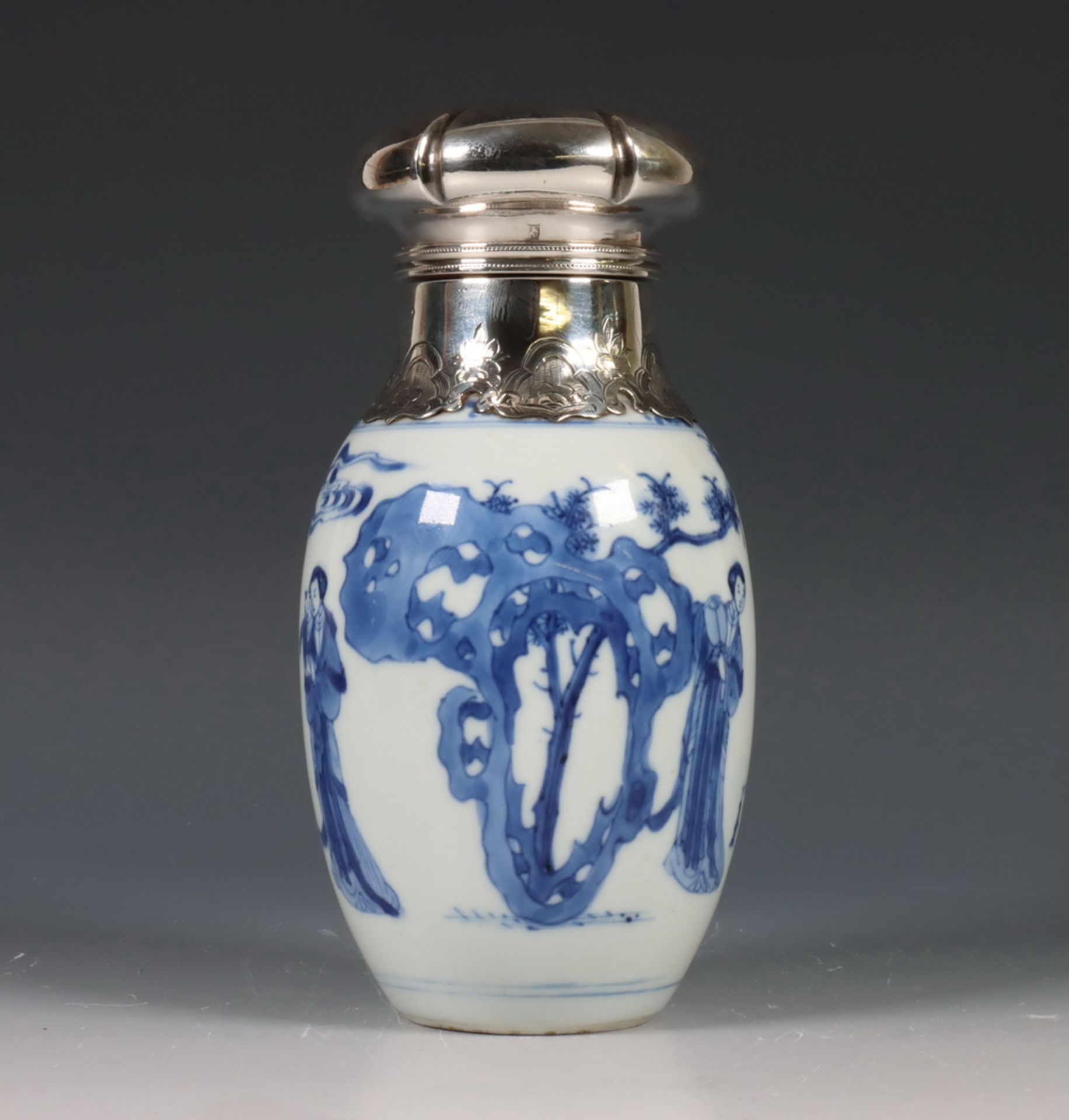 China, zilvergemonteerd blauw-wit porseleinen theebusje, Kangxi periode (1662-1722), het zilver met - Image 3 of 7