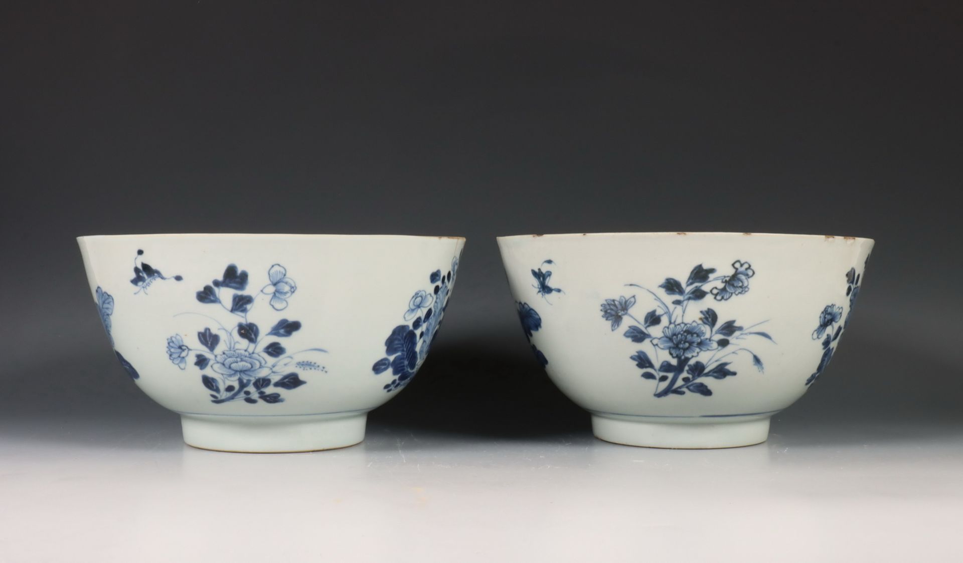 China, twee blauw-wit porseleinen kommen, laat 18e eeuw, - Image 6 of 7