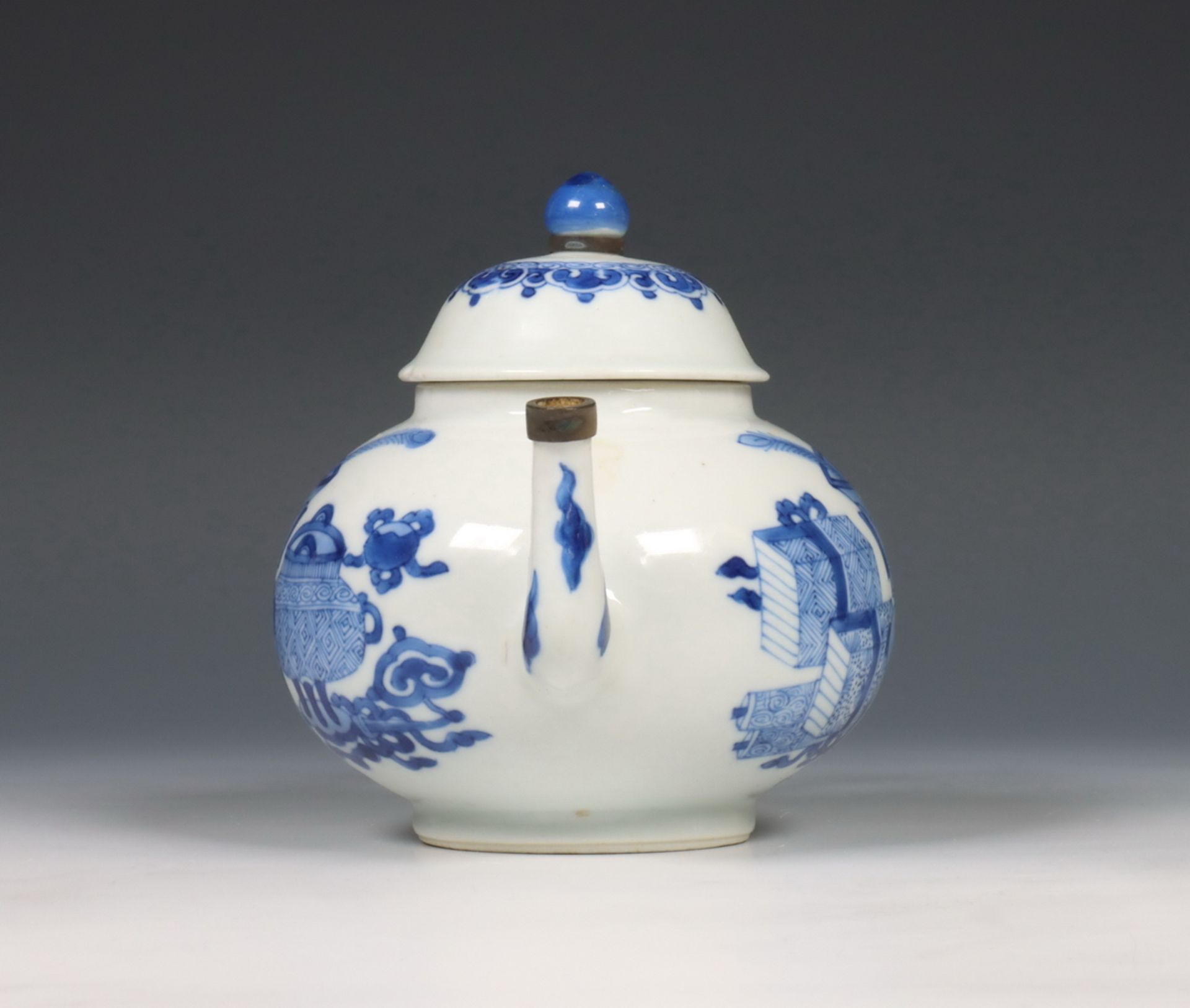 China, blauw-wit porseleinen trekpot, Kangxi periode (1662-1722), - Image 6 of 8