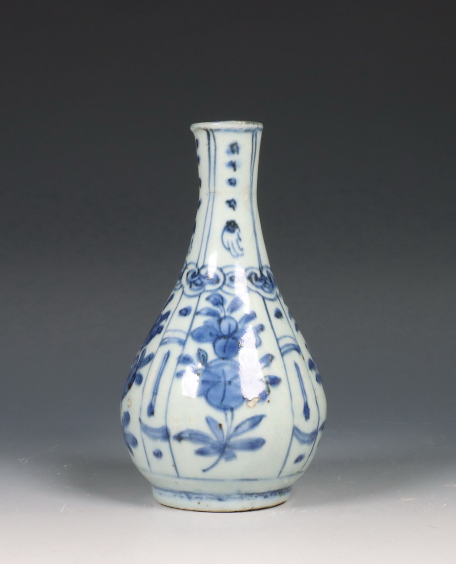 China, blauw-wit 'kraakporseleinen' vaasje, Wanli periode (1572-1620), - Bild 2 aus 5