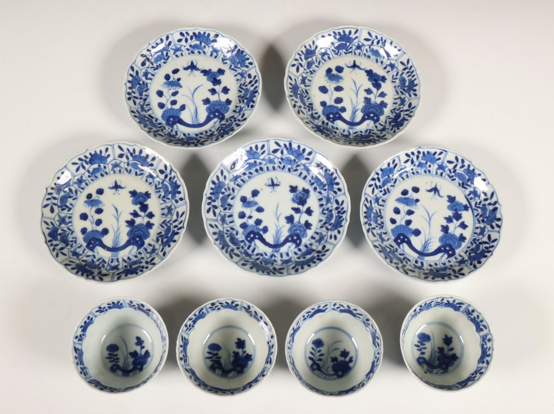 China, twee sets blauw-wit porseleinen theekommen en schotels, 18e eeuw,