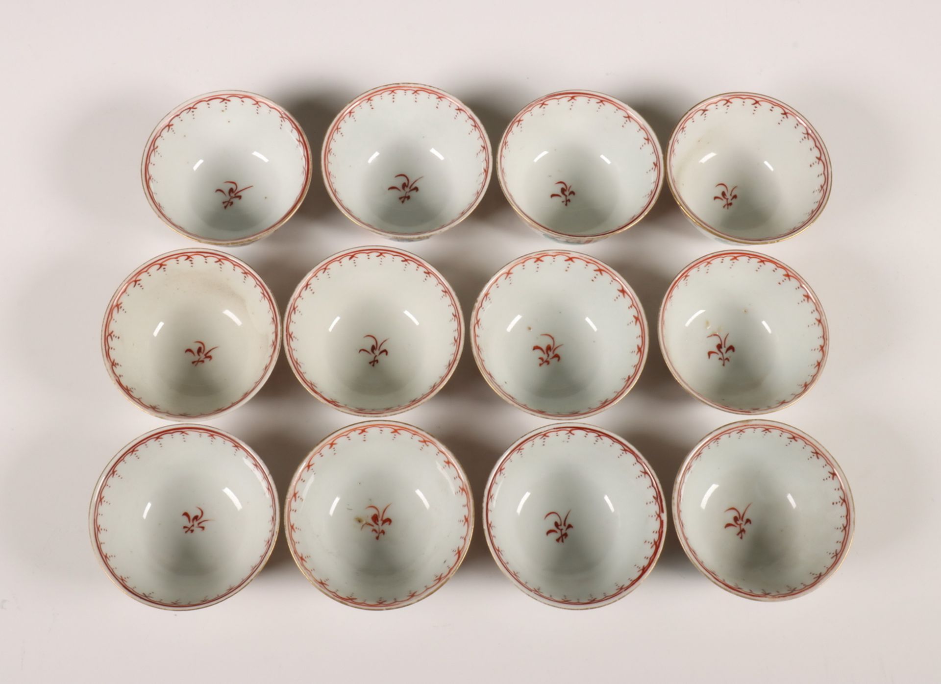 China, collectie van twaalf famille rose porseleinen 'Mandarijnendecor' theekommen en schotels, Qian - Image 4 of 6