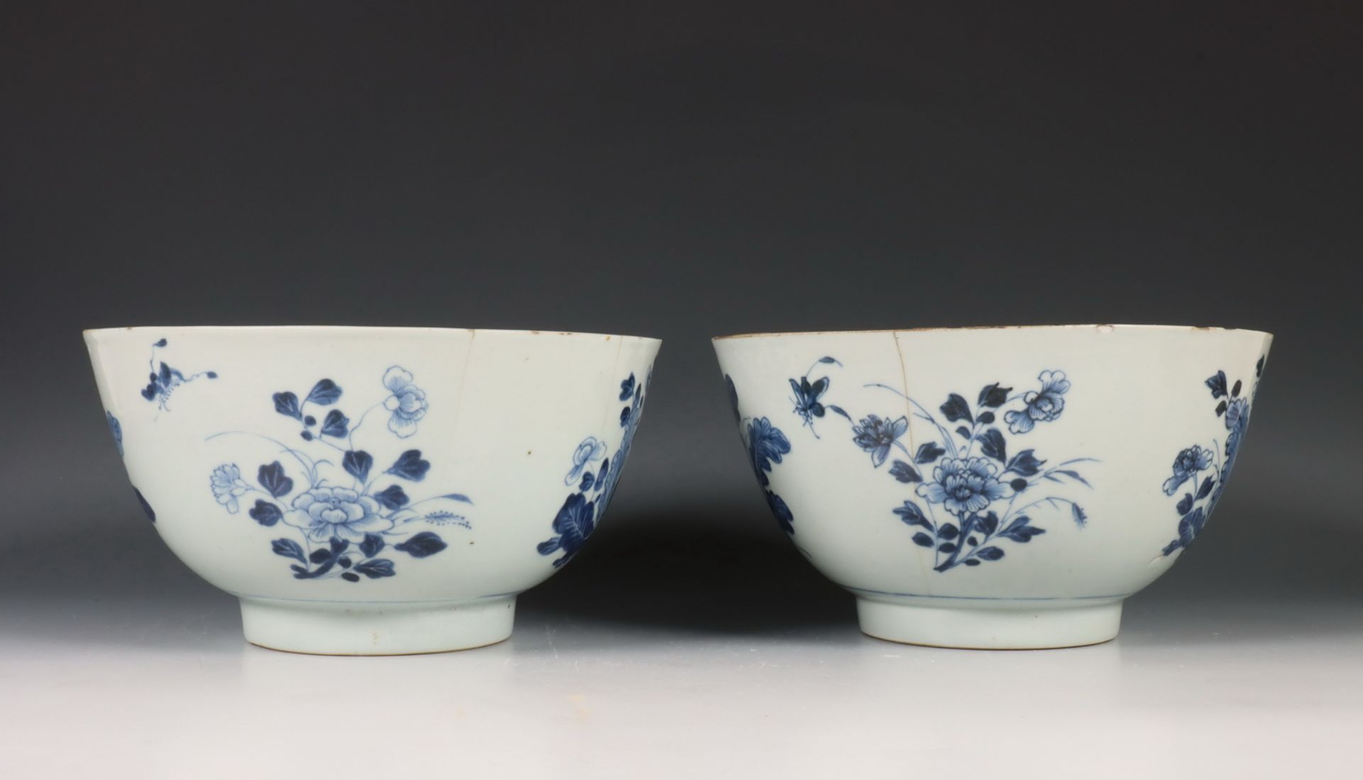 China, twee blauw-wit porseleinen kommen, laat 18e eeuw, - Image 4 of 7