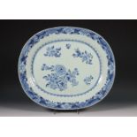 China, twee blauw-wit porseleinen dienschalen en een bord, Qianlong periode (1736-1795),