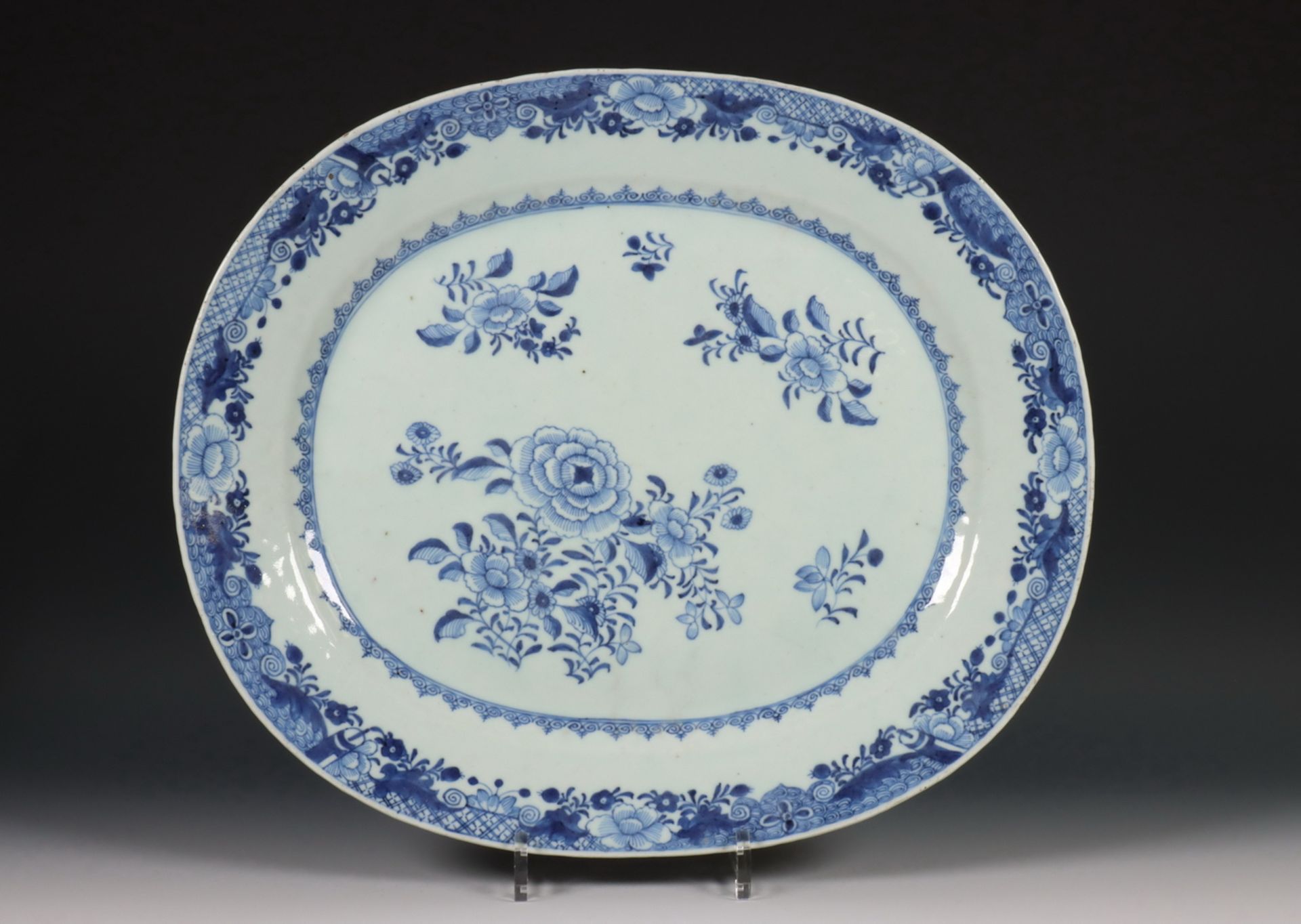 China, twee blauw-wit porseleinen dienschalen en een bord, Qianlong periode (1736-1795),
