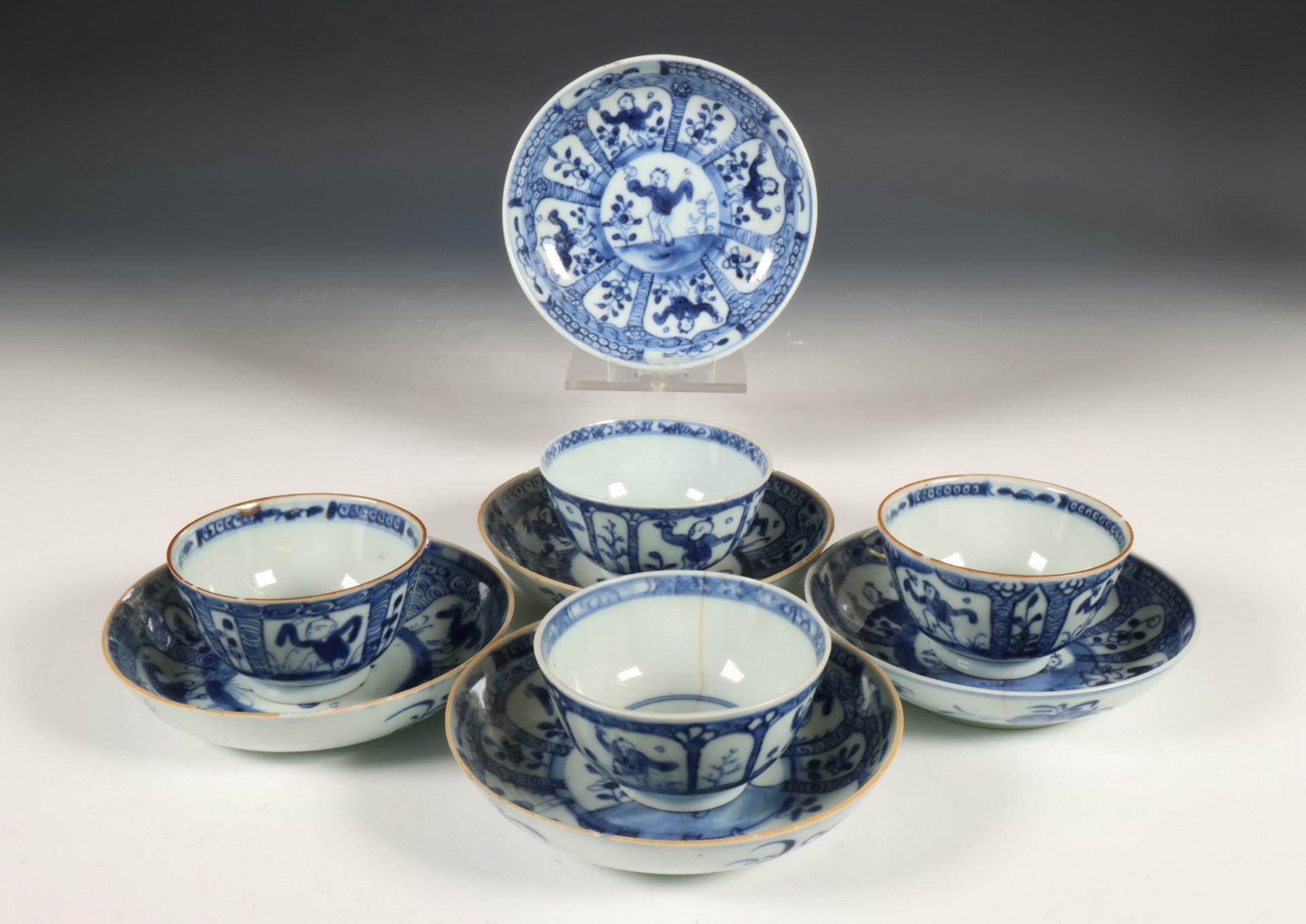 China, twee sets blauw-wit porseleinen theekommen en schotels, 18e eeuw, - Image 4 of 6