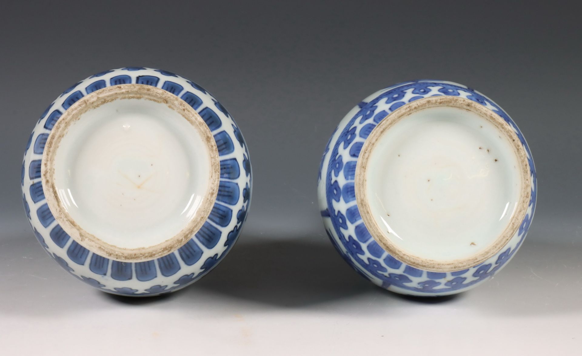 China, paar blauw-wit porseleinen vazen, Kangxi periode (1662-1722), - Image 6 of 6