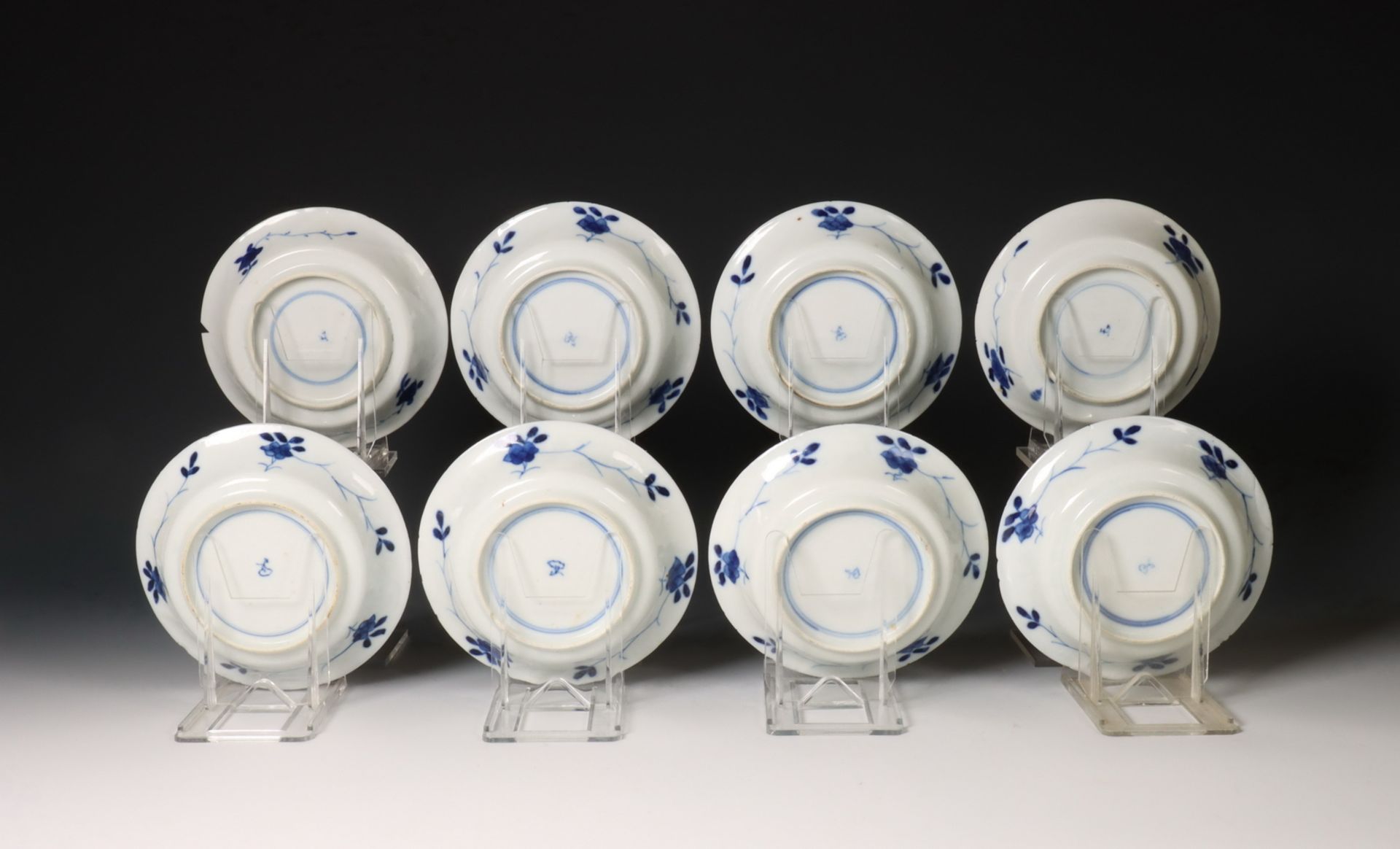 China, set van acht diepe blauw-wit porseleinen schoteltjes, 19e eeuw, - Image 2 of 3