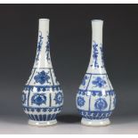 China, paar blauw-wit porseleinen vazen, Kangxi periode (1662-1722),