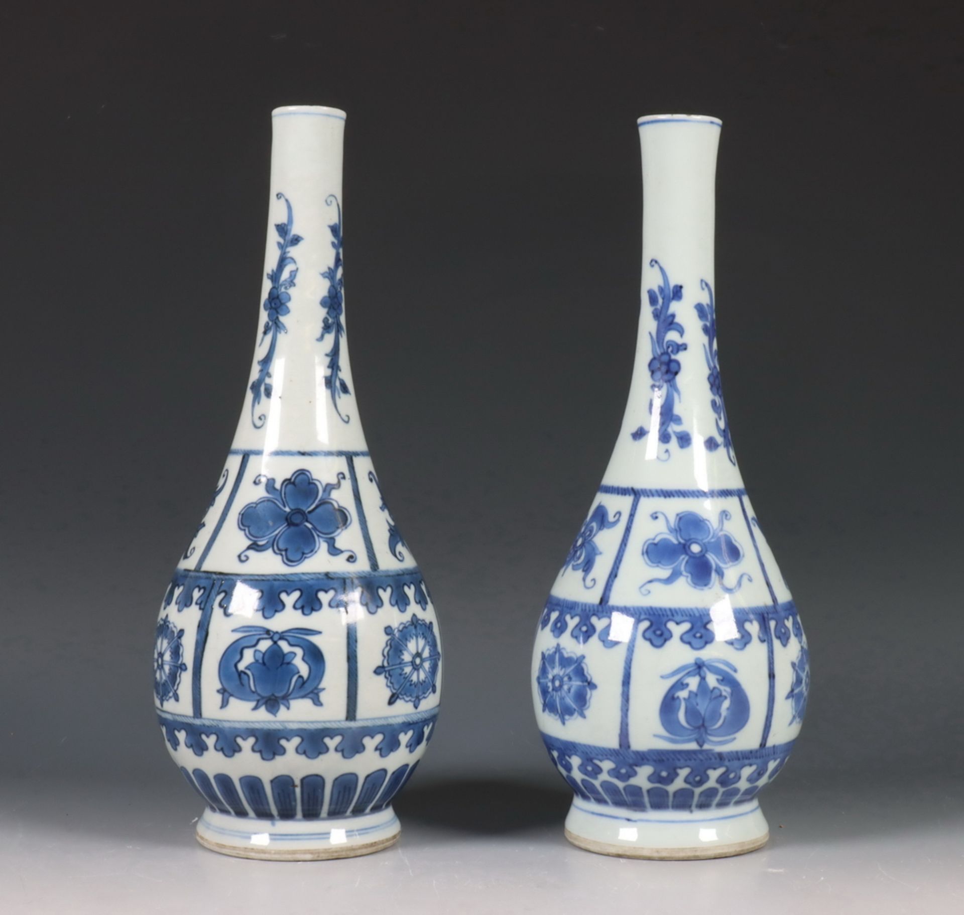 China, paar blauw-wit porseleinen vazen, Kangxi periode (1662-1722),