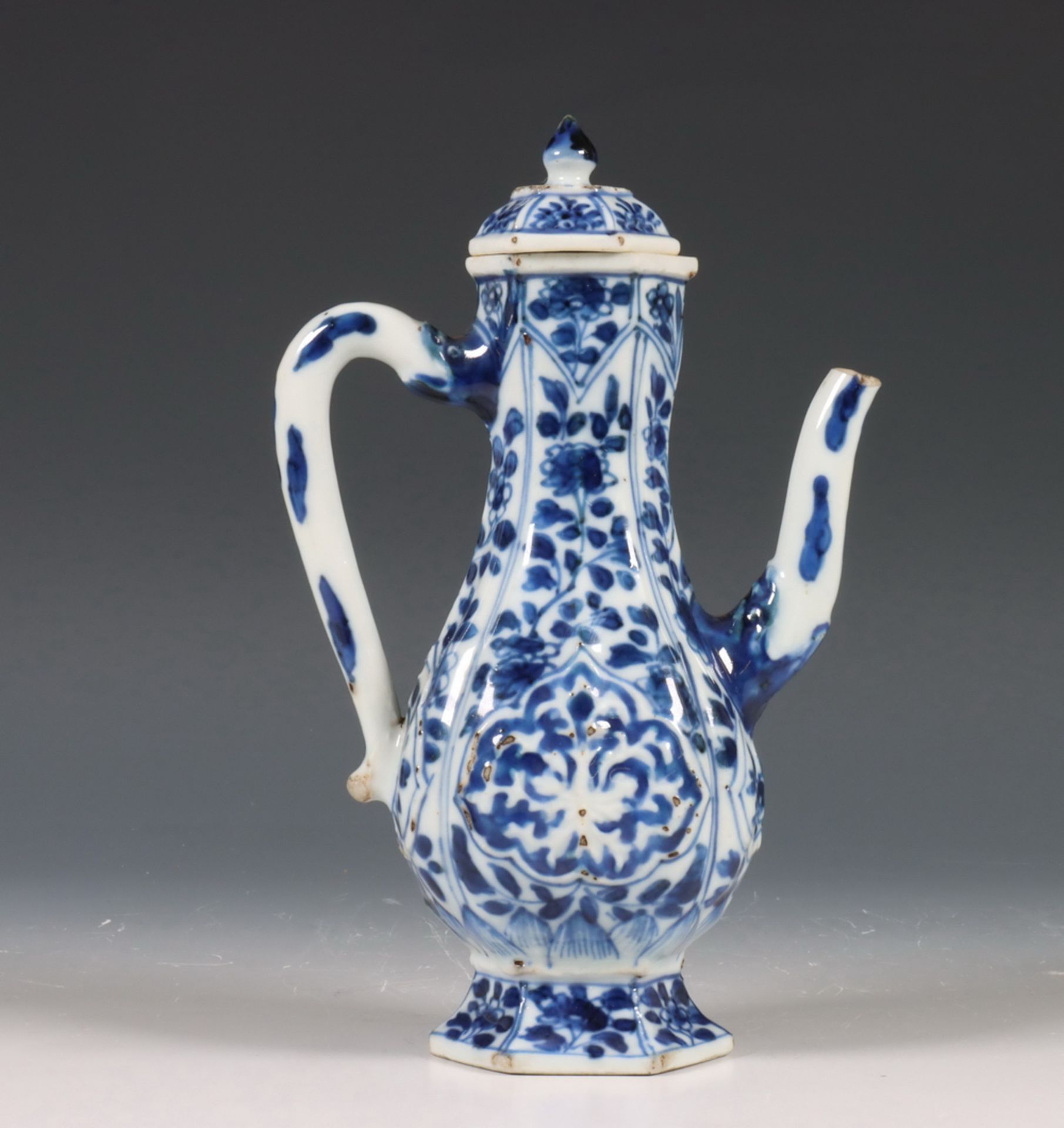 China, blauw-wit porseleinen schenkkannetje voor de Perzische markt, Kangxi periode (1662-1722), - Image 3 of 6