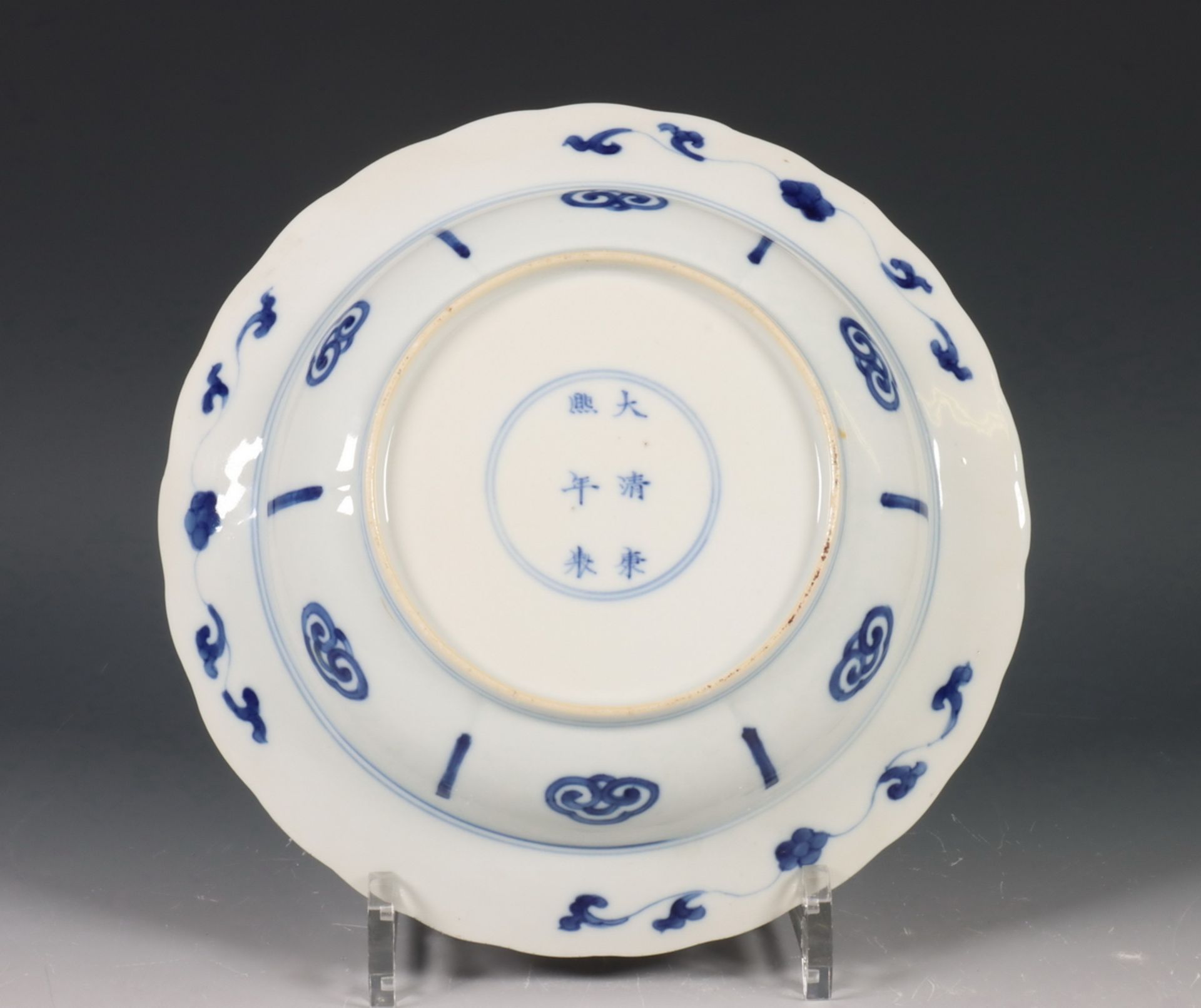 China, diep blauw-wit porseleinen bord, Kangxi zeskaraktermerk en uit de periode (1662-1722), - Image 2 of 3