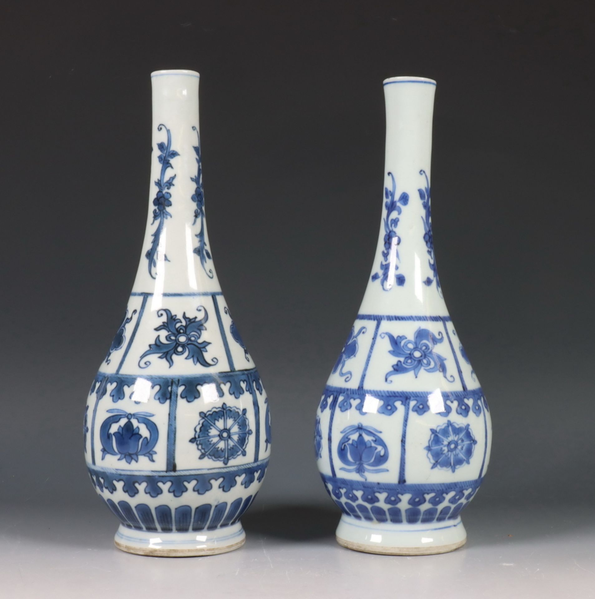 China, paar blauw-wit porseleinen vazen, Kangxi periode (1662-1722), - Image 4 of 6