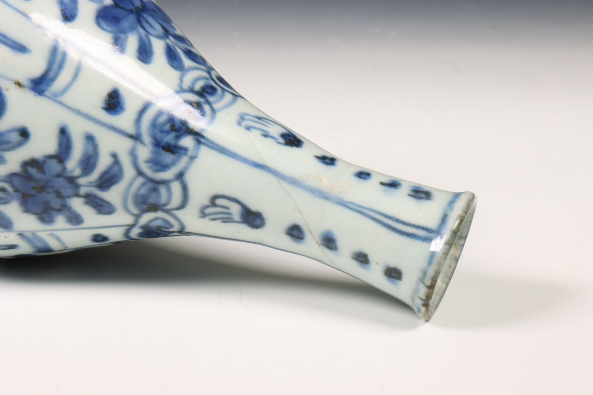 China, blauw-wit 'kraakporseleinen' vaasje, Wanli periode (1572-1620), - Bild 5 aus 5