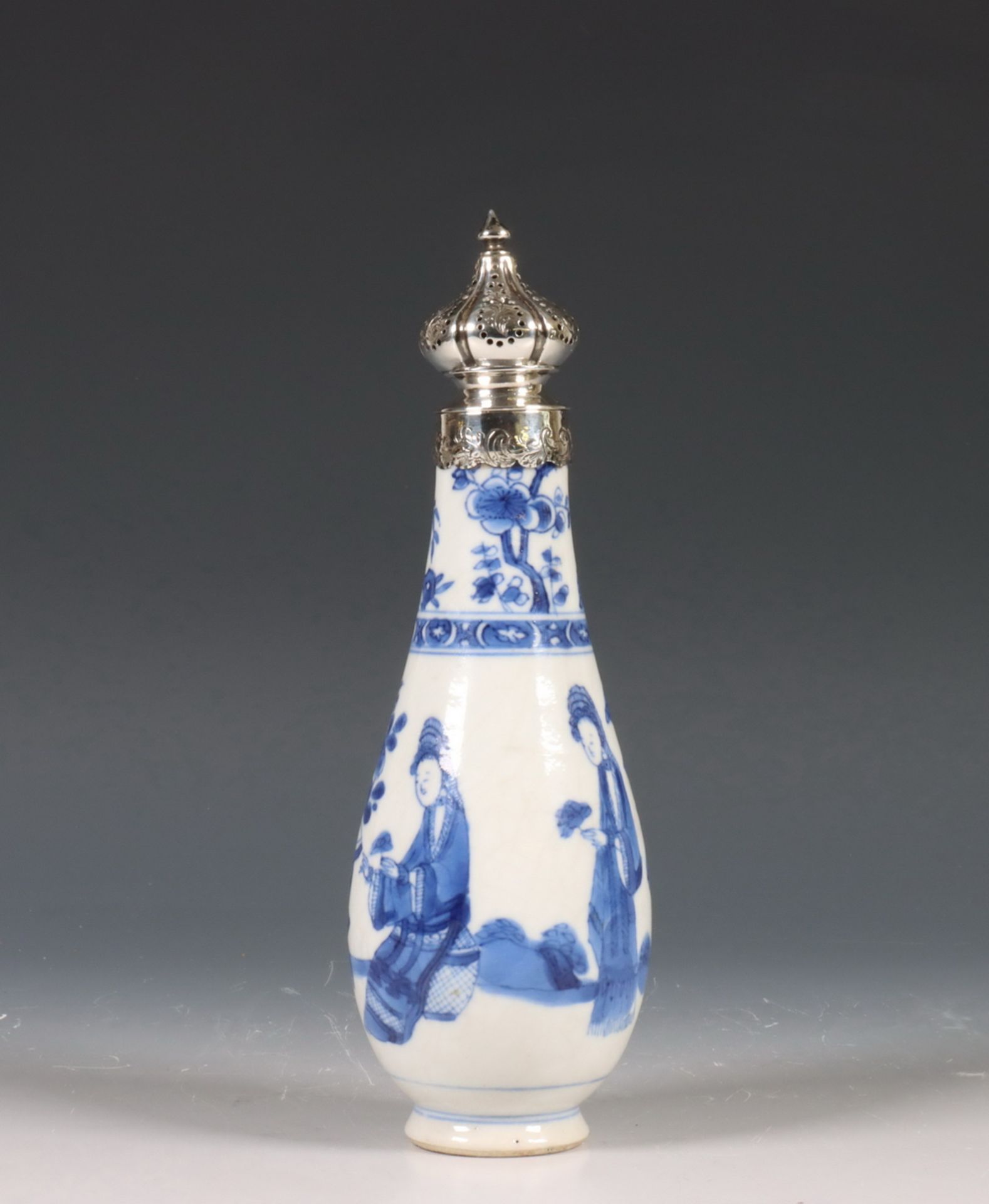 China, zilvergemonteerde blauw-wit porseleinen strooier, Kangxi periode (1662-1722), het zilver 19e - Image 2 of 6